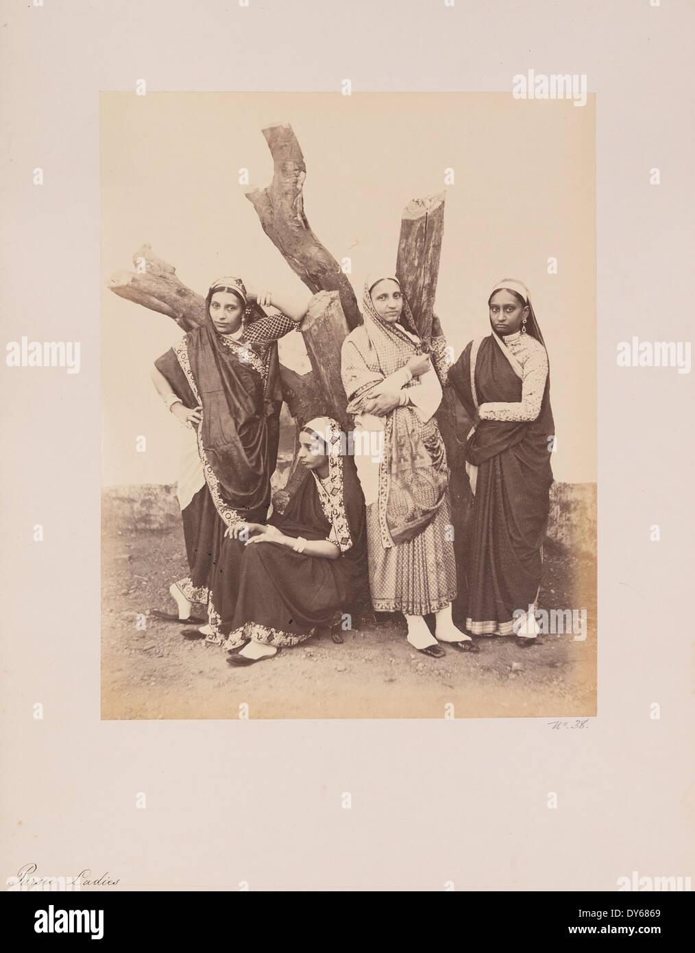 Le donne Parsee, appartenenti al gruppo etnico Parsee, seguono la fede zoroastriana in India. I Parsee hanno una significativa presenza culturale in India, con una storia che include contributi religiosi, sociali ed economici alla società indiana. Foto Stock Le donne Parsee, appartenenti al gruppo etnico Parsee, seguono la fede zoroastriana in India. I Parsee hanno una significativa presenza culturale in India, con una storia che include contributi religiosi, sociali ed economici alla società indiana. Foto Stock