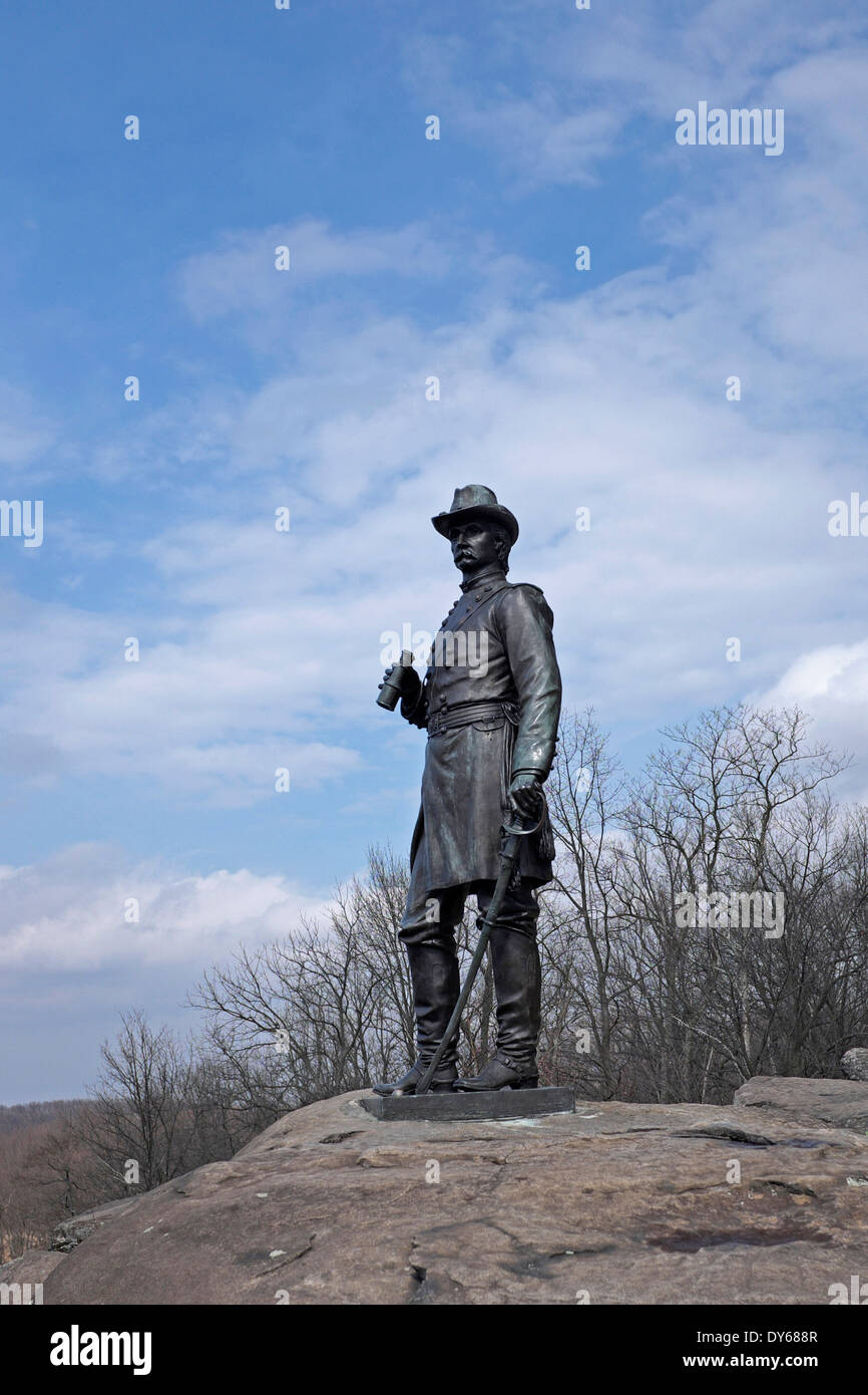 Statua del generale Gouverneur K. Warren, USA, sulla sommità,di Little Round Top nella battaglia di Gettysburg, USA La guerra civile Foto Stock