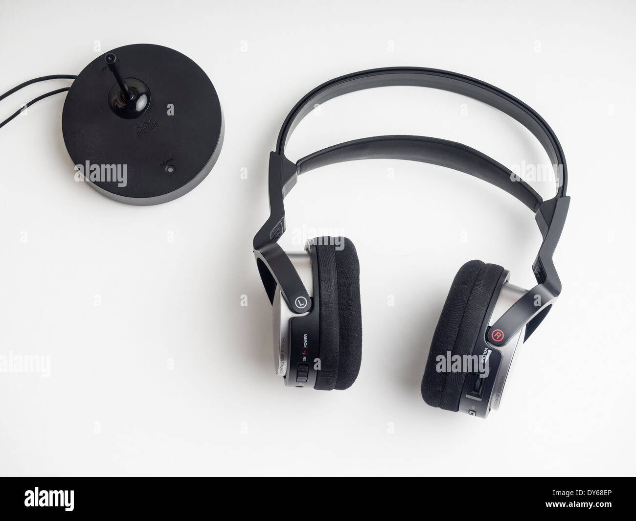 Cuffie senza fili tagliati isolati su sfondo bianco Foto Stock
