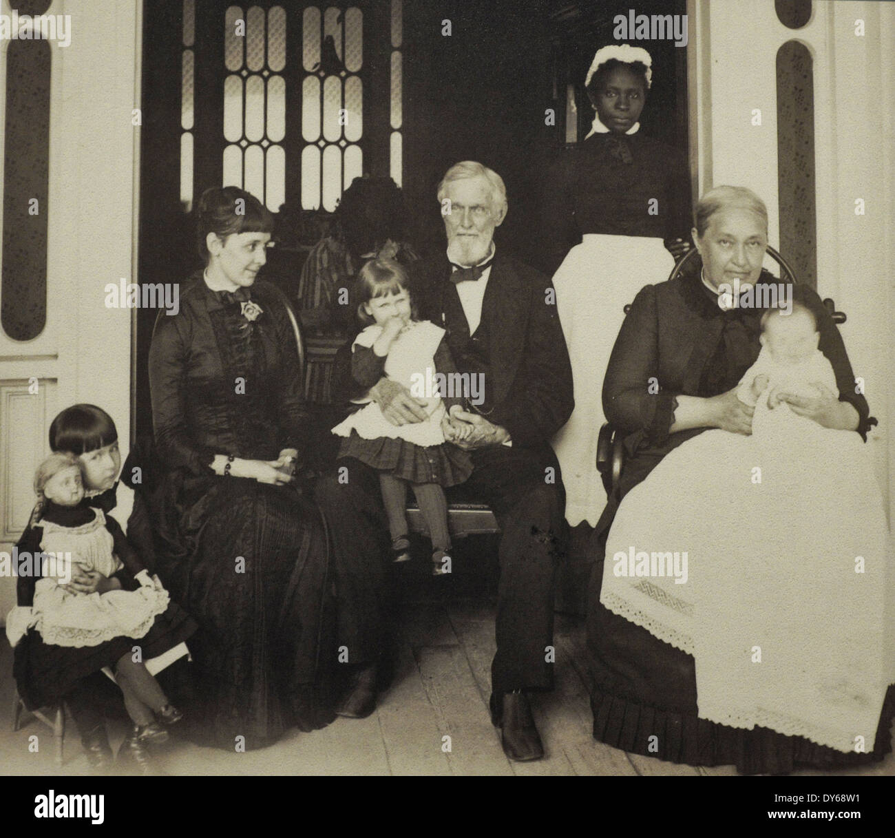 Tre generazioni della famiglia Davis nella sua casa Beauvoir, circa 1885 nipotina Varina, figlia Margaret, nipotina Lucy, moglie Varina. Nipote Jefferson Foto Stock