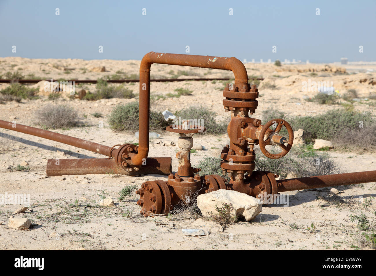 Rusty tubi olio nel deserto del Bahrain. Medio Oriente Foto Stock
