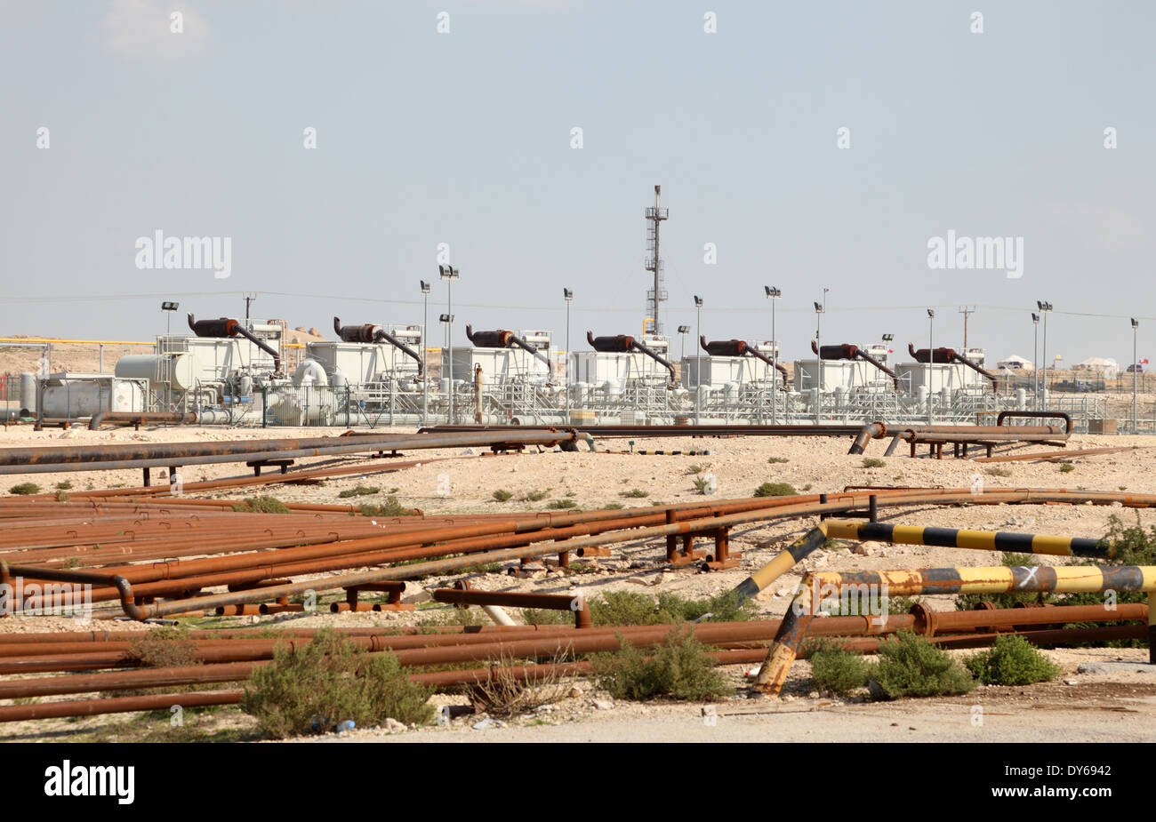 Olio e tubi del gas nel deserto del Bahrain, Medio Oriente Foto Stock