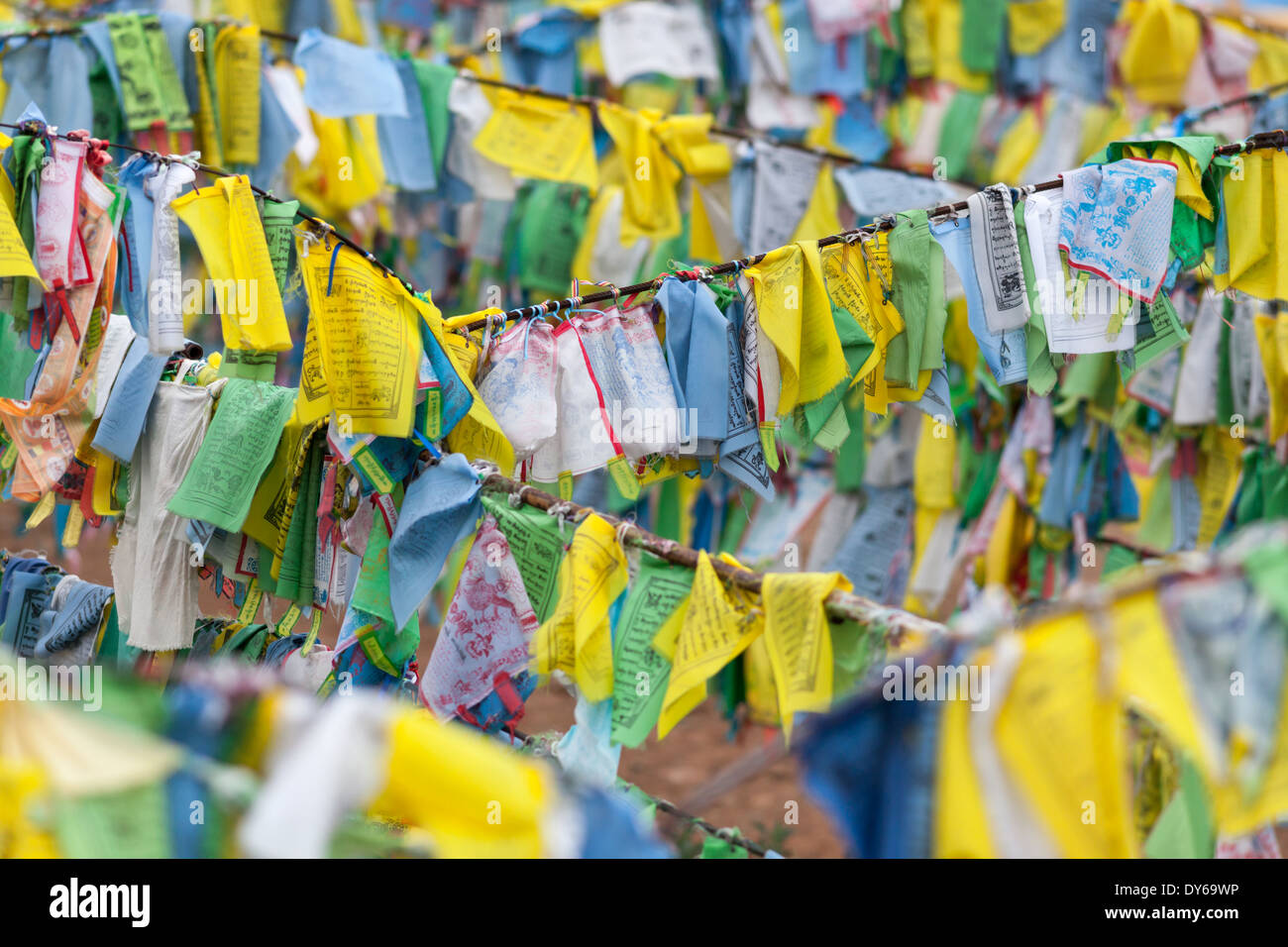 Preghiera colorati bandiere nel centro buddista Rinpoce Bagsha in Ulan Ude, Buryatia, Siberia, Russia Foto Stock
