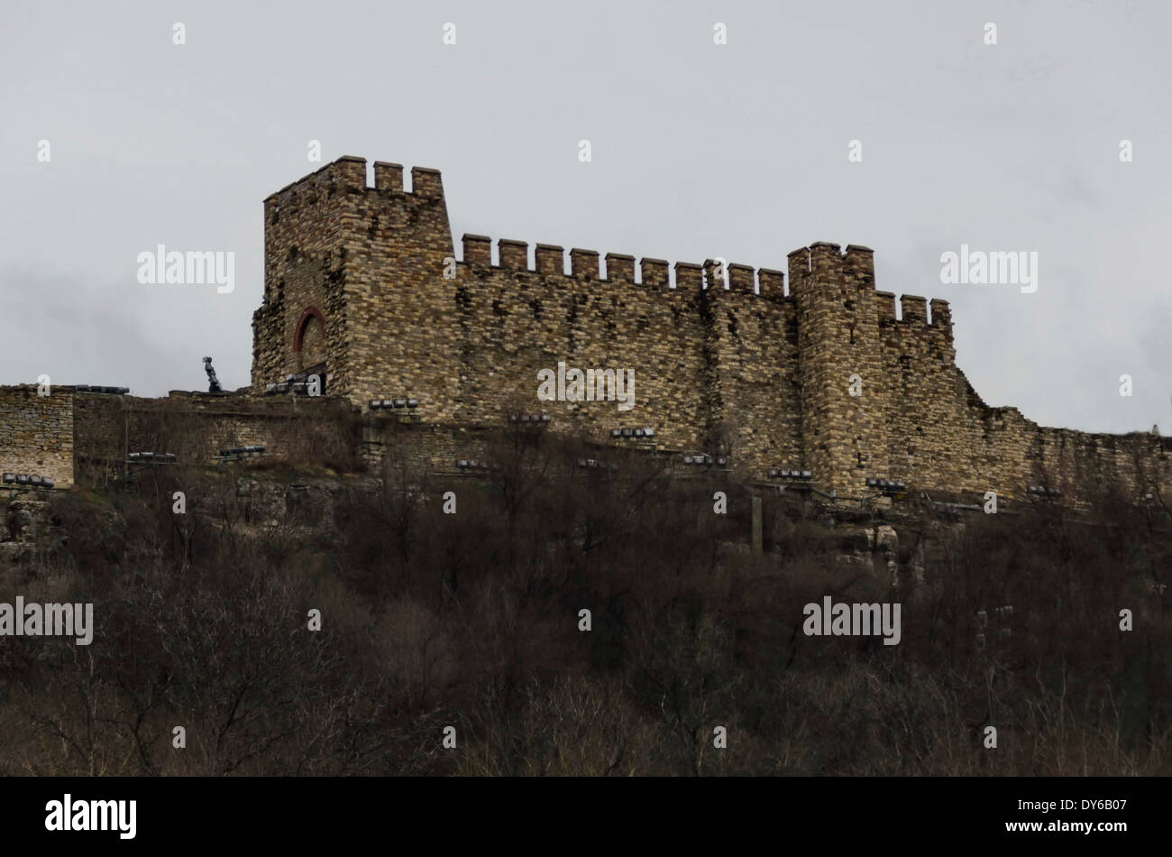 Parte da recinzione in pietra della Fortezza Tsarevets, a Veliko Tarnovo - antica capitale della Bulgaria Foto Stock