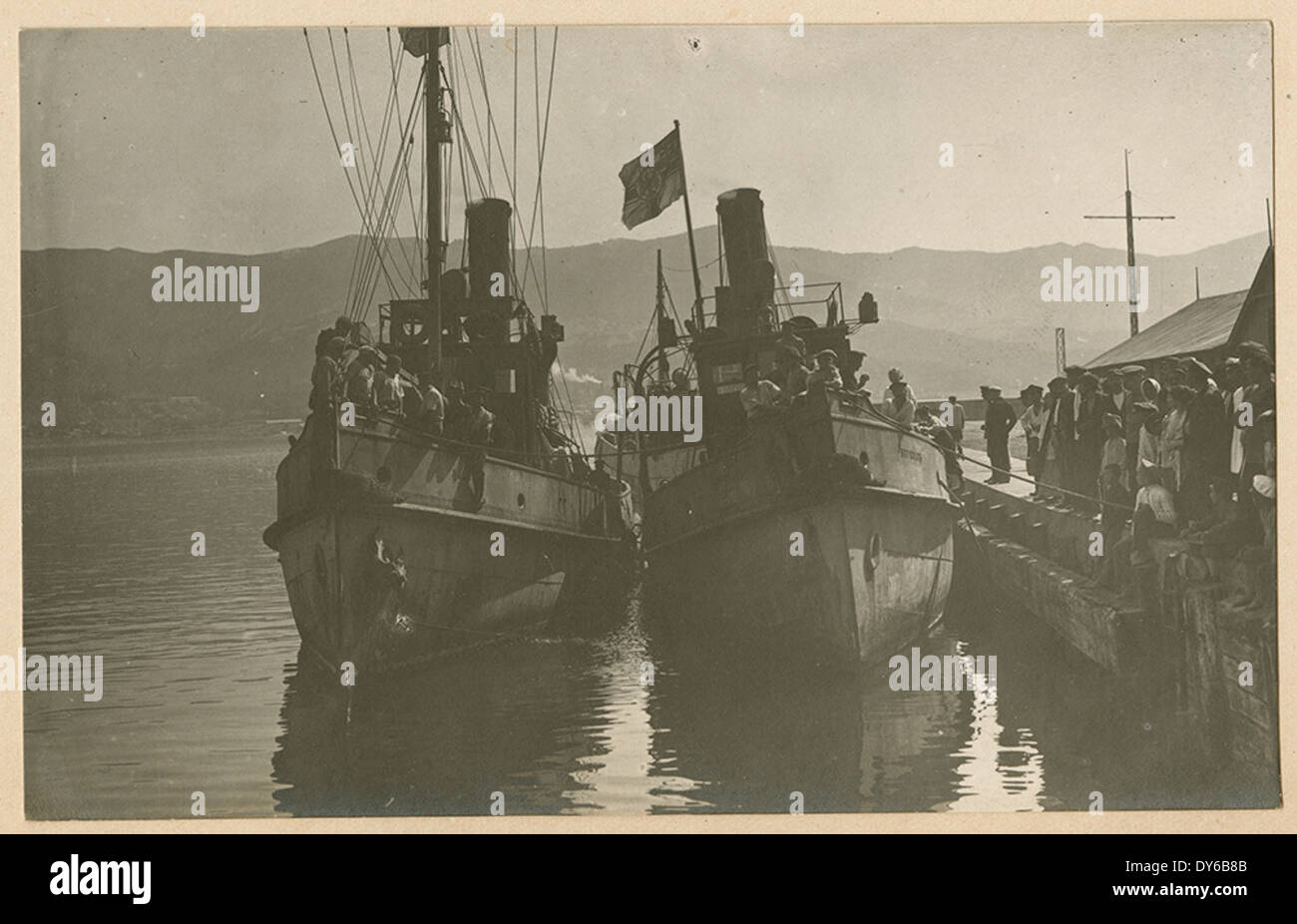 Gli ufficiali tedeschi si trovano vicino alle navi attraccate in un porto del Mar Nero durante la prima guerra mondiale. Il personale militare e le loro navi, marcate dalla bandiera tedesca, furono coinvolte in operazioni navali durante il conflitto. Foto Stock