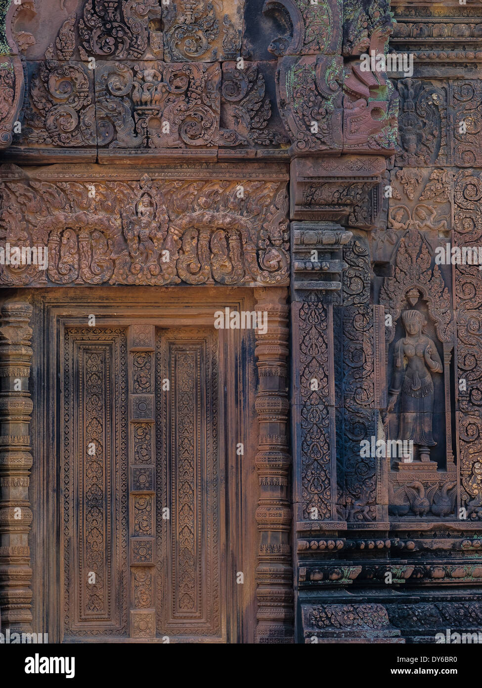 Affascinanti incisioni a Banteay Srey tempio, riep Siem, Cambogia Foto Stock