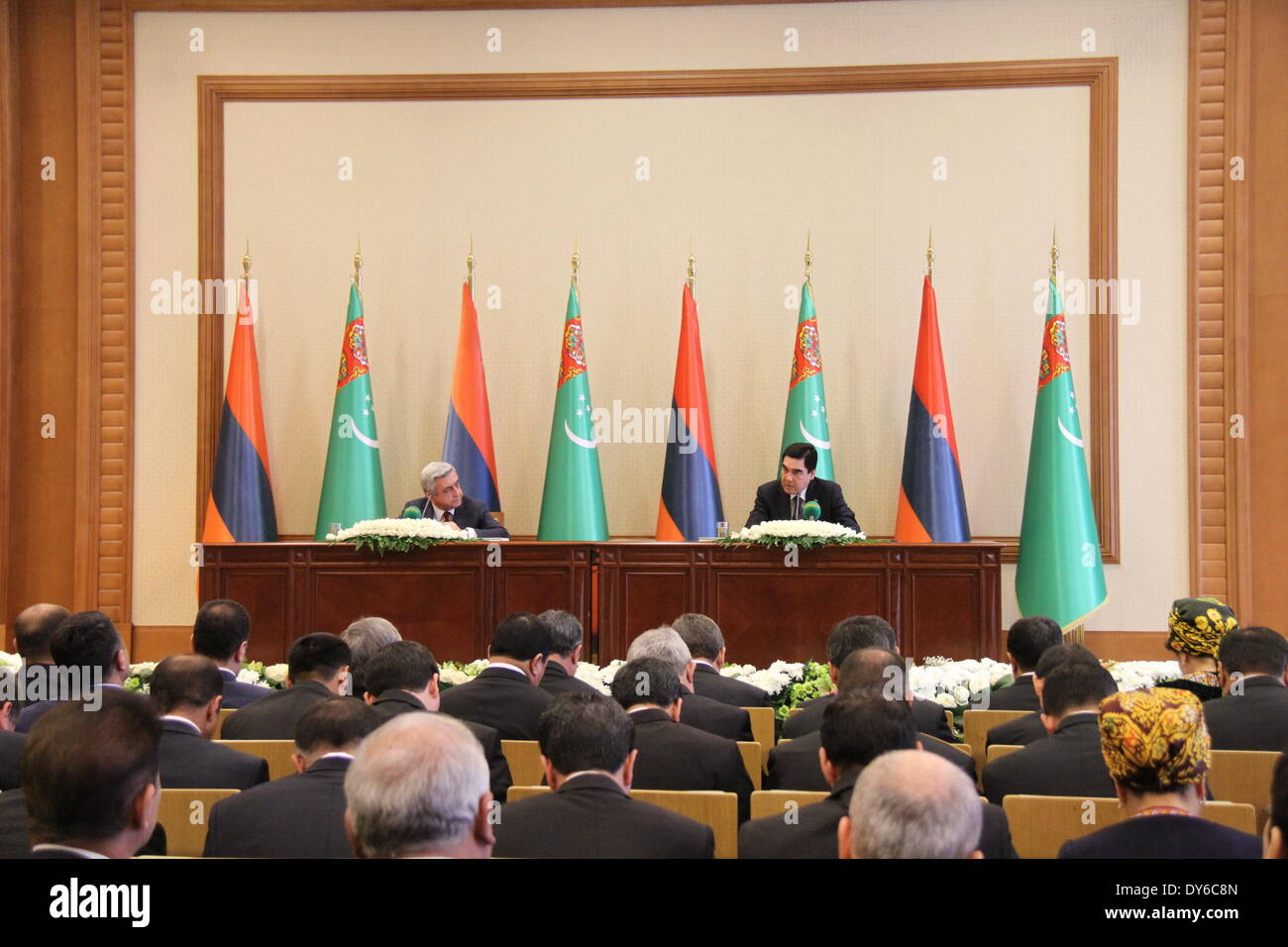 Asgabad, Turkmenistan. 8 apr, 2014. Il Presidente turkmeno Gurbanguly Berdymukhamedov (R) e visitando il presidente armeno Serzh Sarkisyan partecipare ad una conferenza stampa congiunta in asgabad, Turkmenistan, Aprile 8, 2014. © Lu Jingli/Xinhua/Alamy Live News Foto Stock