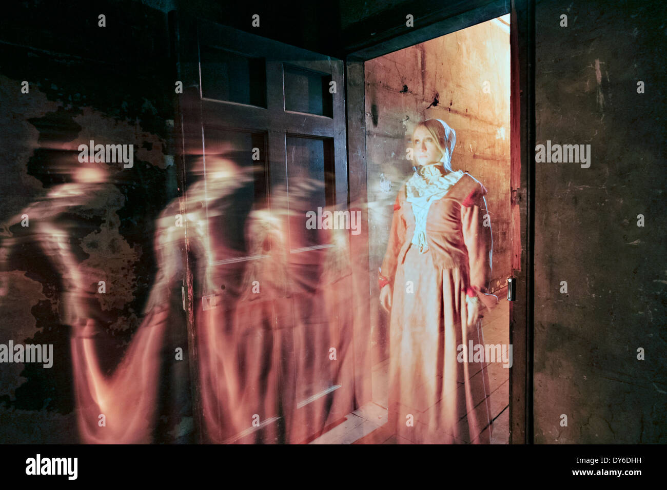 Il fantasma della figura di una ragazza in piedi in una porta del Real Mary King's Close, una attrazione turistica di Edimburgo, Scozia Foto Stock