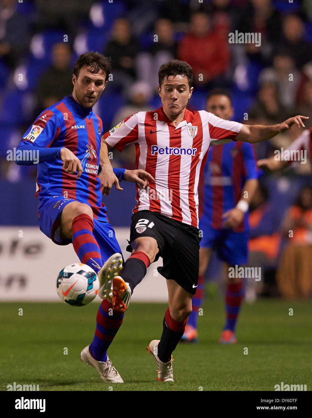 Valencia, Spagna. 07 apr 2014. Casadesus di Levante U.D. (L) sfide per la palla con il centrocampista Ander Herrera di Athletic Bilbao durante la Liga gioco Levante UD v Athletic Bilbao a Ciutat de Valencia Stadium, Valencia. Credito: Azione Sport Plus/Alamy Live News Foto Stock