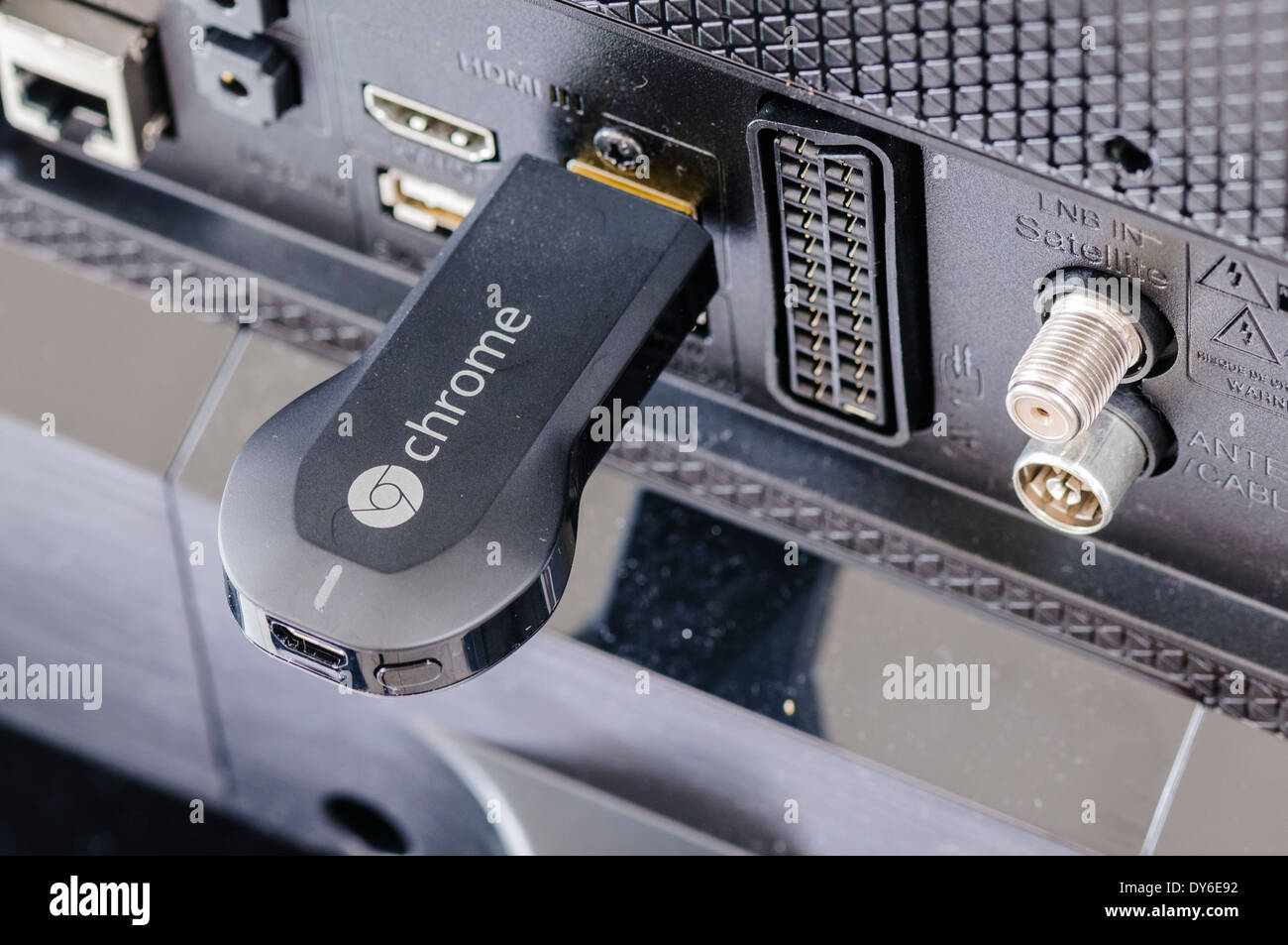 Google Chromecast streaming TV il dispositivo collegato alla porta HDMI del  televisore Foto stock - Alamy