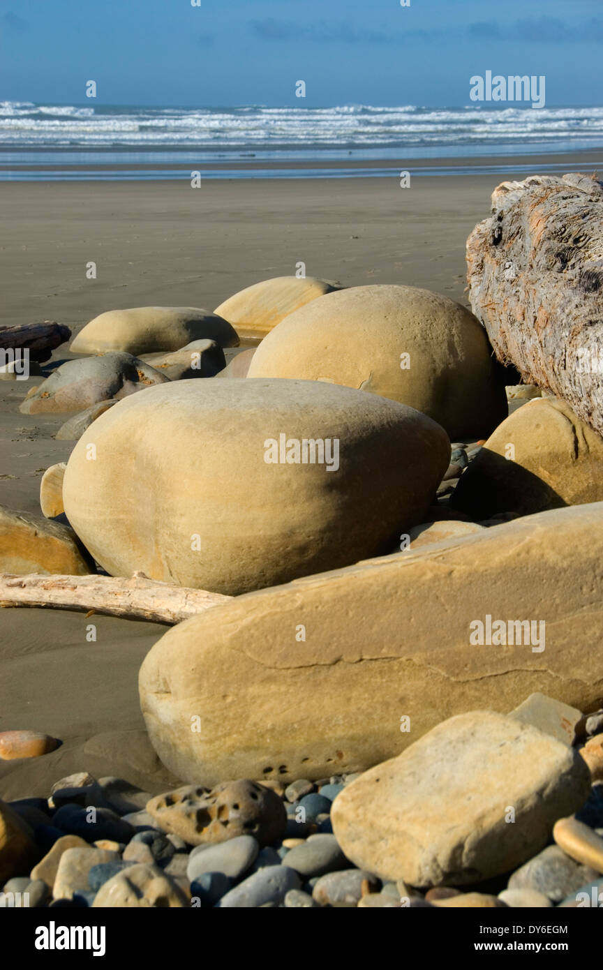 Massi sulla spiaggia di mercanti, sette demoni State Park, Oregon Foto Stock