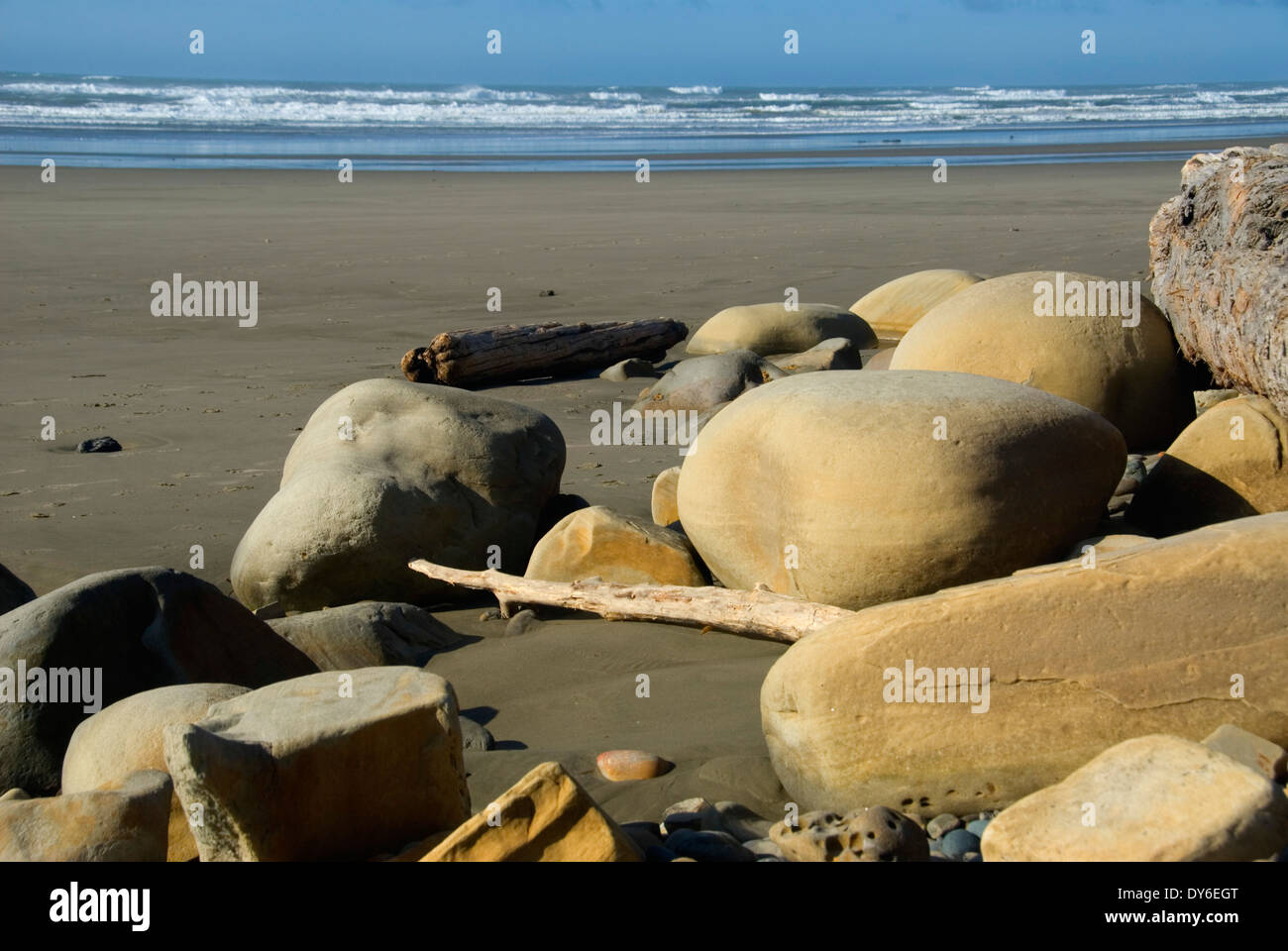 Massi sulla spiaggia di mercanti, sette demoni State Park, Oregon Foto Stock