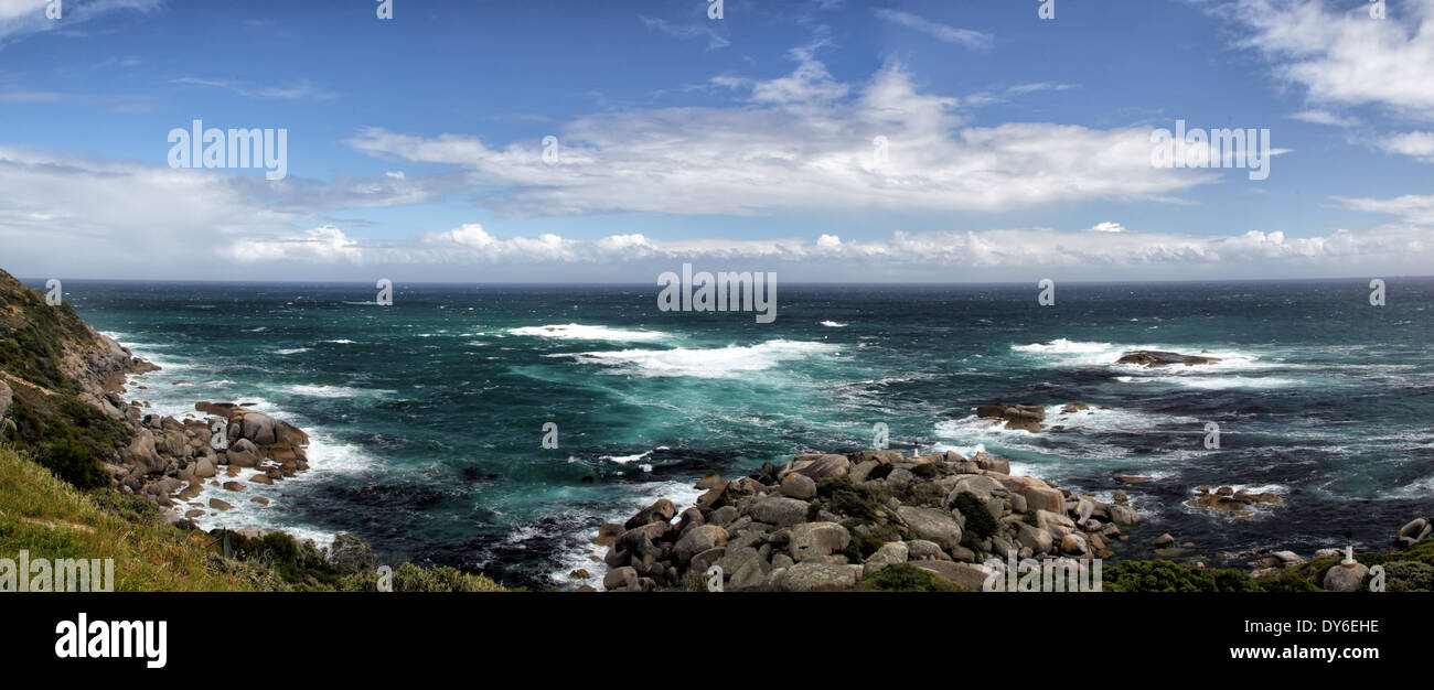 Vista panoramica di una parte della costa rocciosa vicino a Cape Town, Sud Africa. Foto Stock