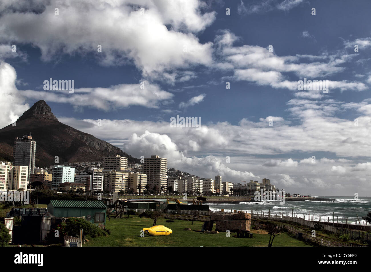Vista di testa di leone e Cape Town il sobborgo Greenpoint, Sud Africa. Foto Stock