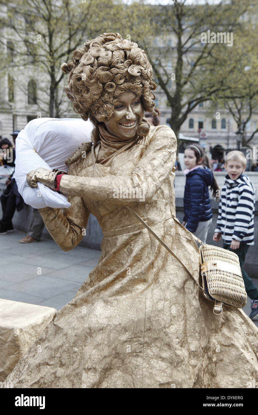 L'annuale internazionale di lotta di cuscini di flash mob tenutosi a Trafalgar Square a Londra il 5 aprile, England, Regno Unito Foto Stock