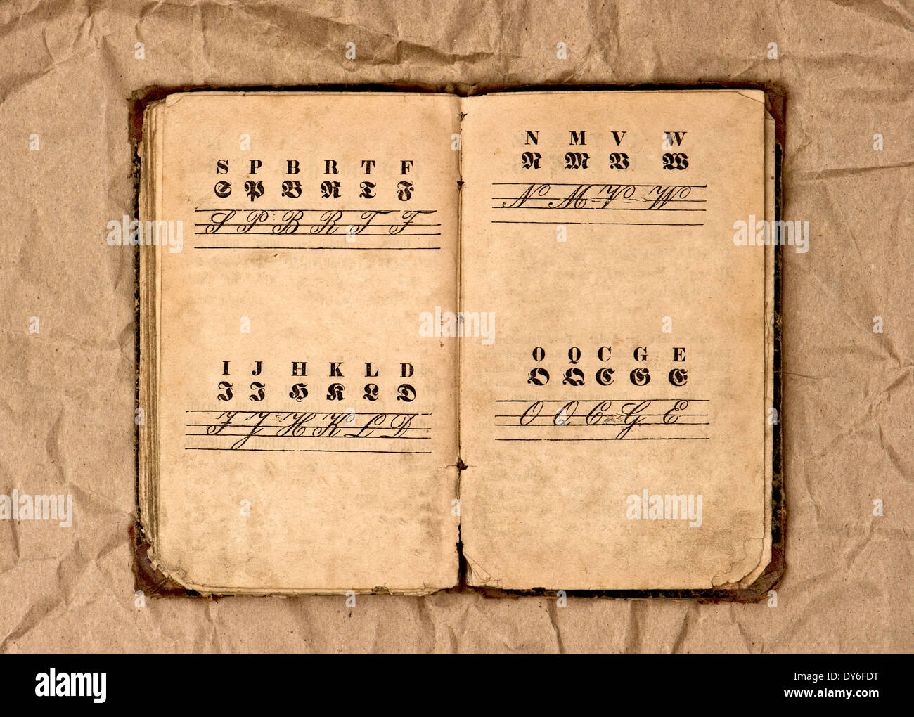 Aprire il vecchio vintage Alphabet Book su sfondo grungy Foto Stock