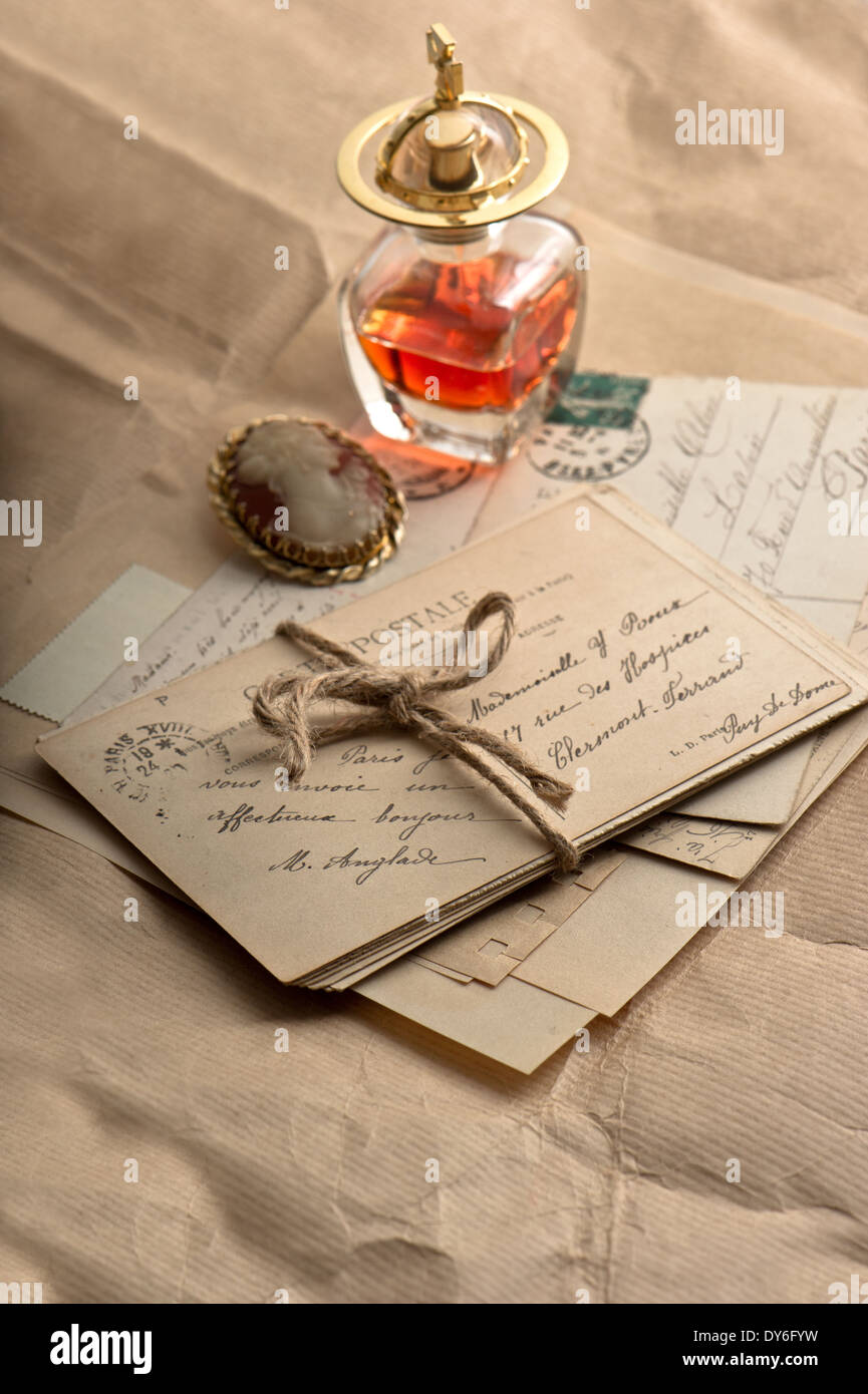 Vecchio lettere, cartoline e cose vintage. sfondo nostalgico Foto Stock