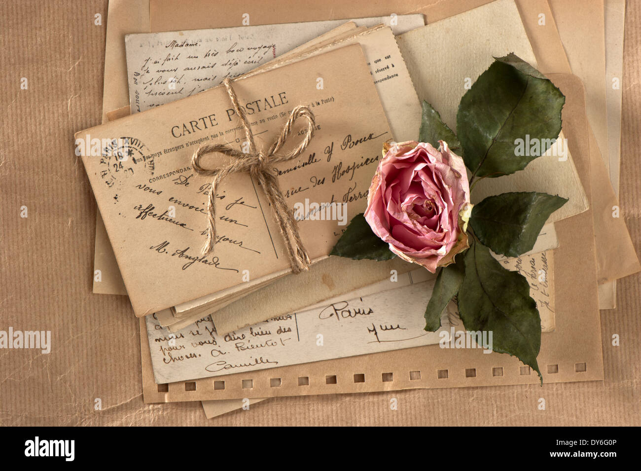 Rosa secca e vecchia lettere. vintage cartoline e buste Foto Stock