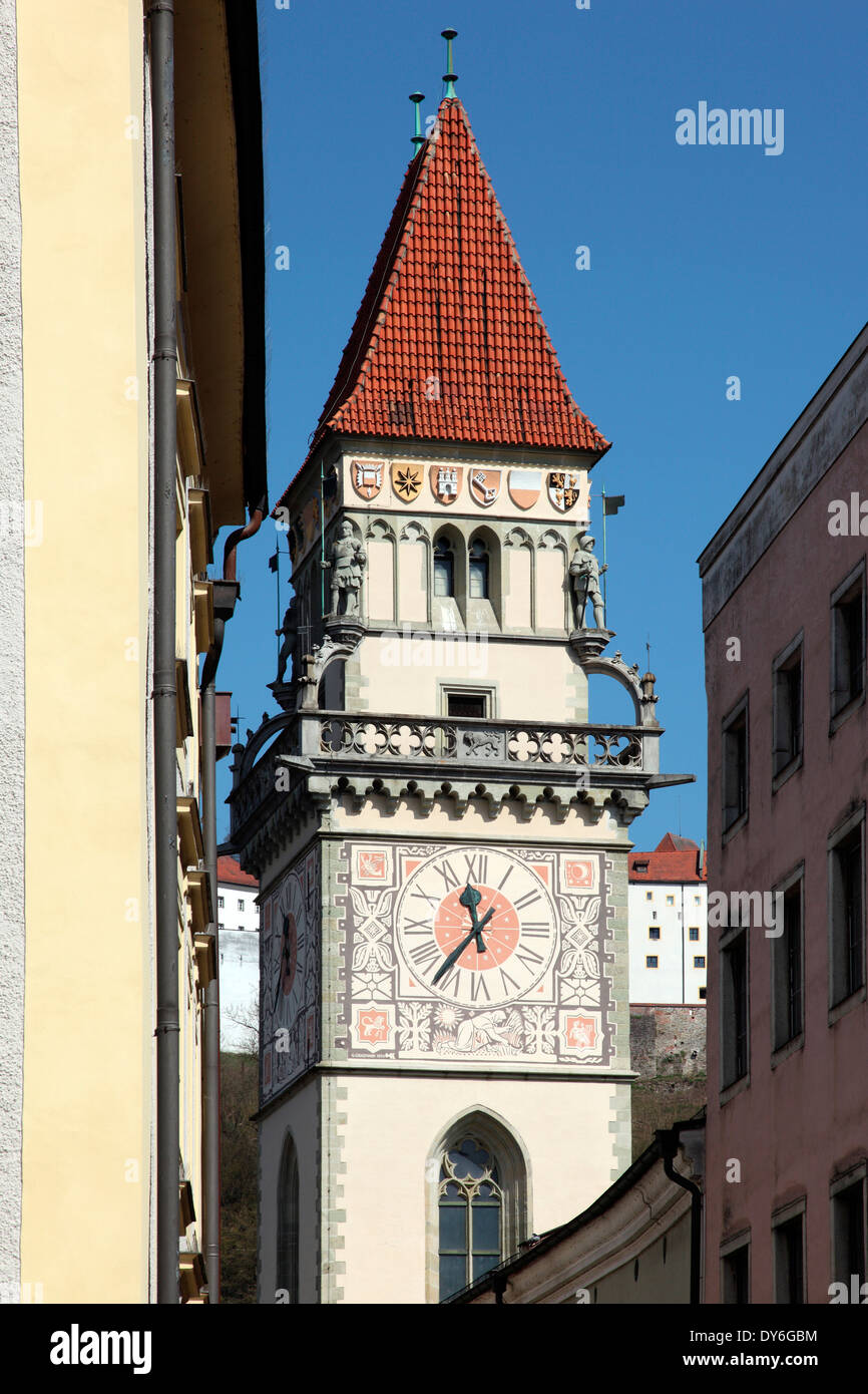 Il neo orologio gotica torre del municipio della città vecchia in Passau Foto Stock