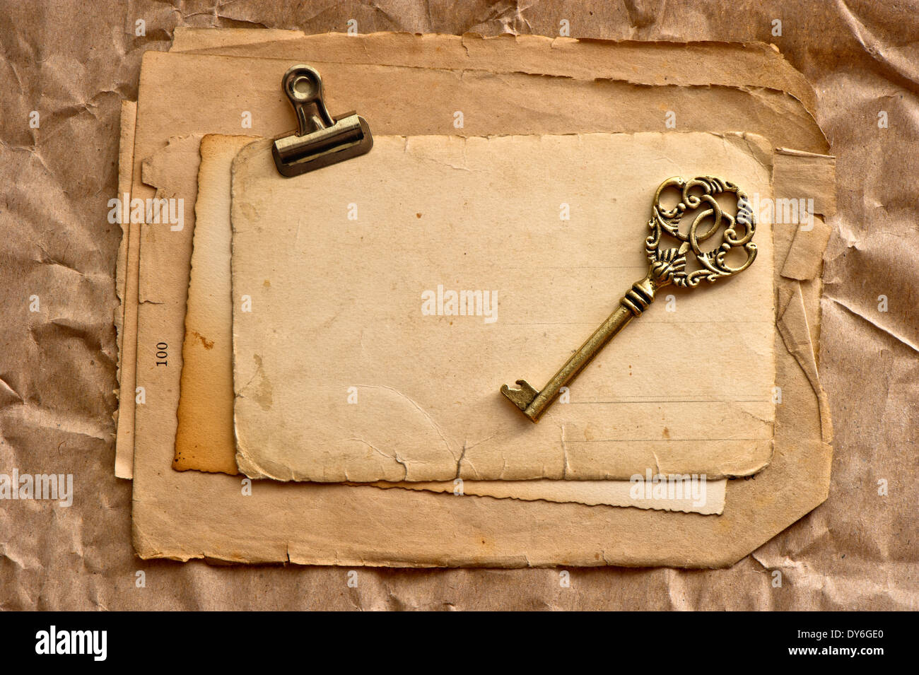 Vuoto vecchi fogli di carta con clip e chiave vintage Foto Stock