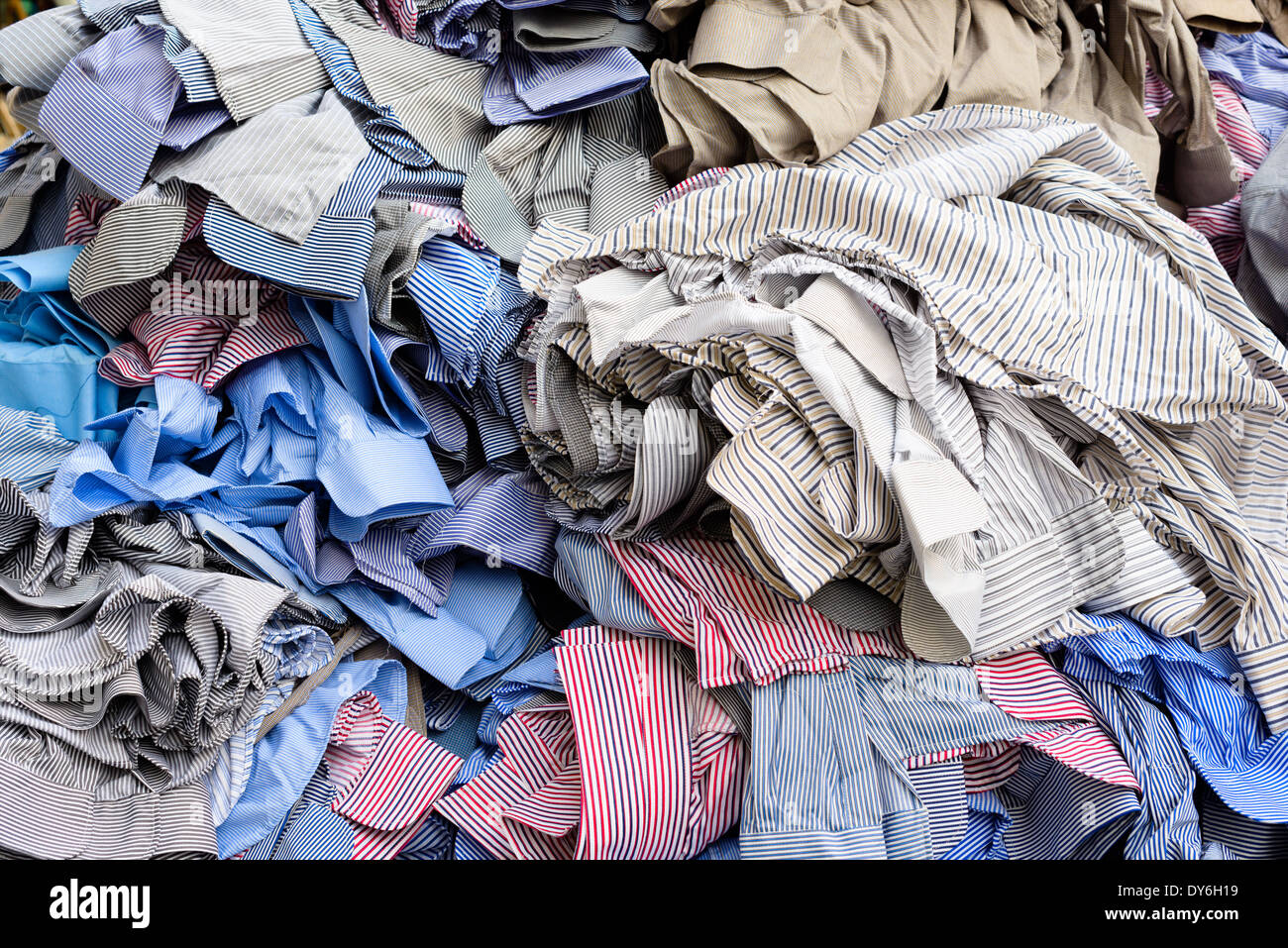 Gli sfondi e le texture: heap di magliette incompiuto, tessile abstract Foto Stock