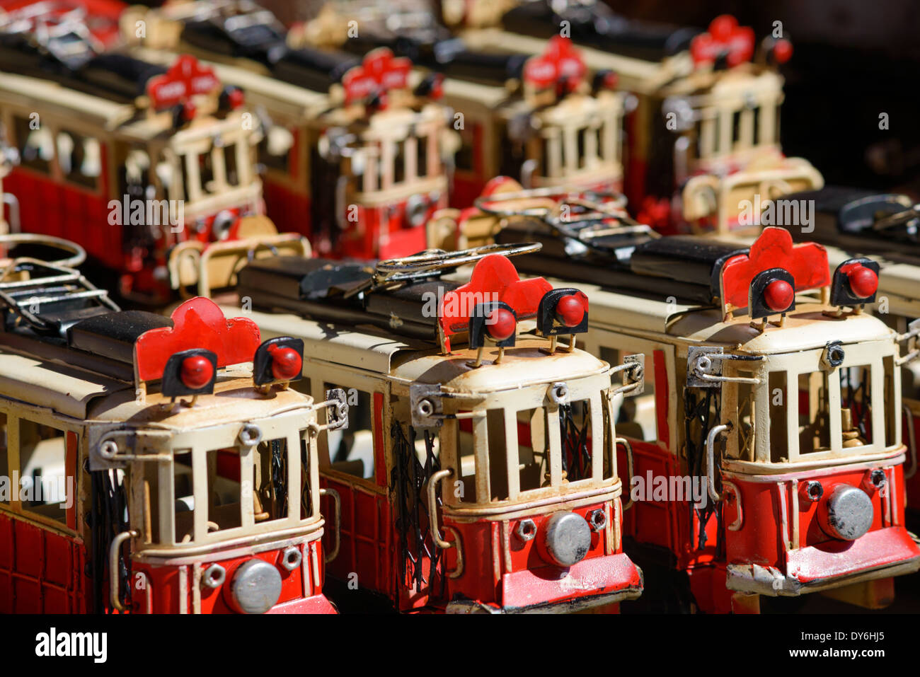 Gli sfondi e texture: gruppo di red tram giocattoli, close-up shot, il fuoco selettivo Foto Stock
