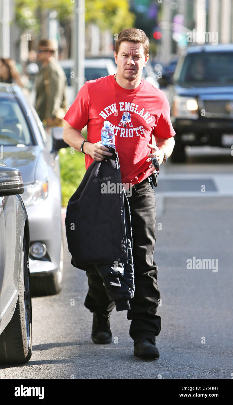 Mark Wahlberg e sua moglie lasciando Jack e branchie ristorante a Beverly Hills dopo aver pranzato togetherFeaturing: Mark Wahlberg dove: Beverly Hills CaliforniaWhen: 13 Dic 2012 Foto Stock