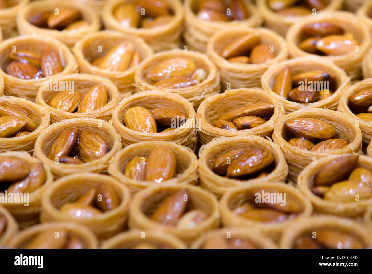 Gli sfondi e texture: turca tradizionale pasticceria, baklava, mandorla dadi riempimento, il fuoco selettivo cibo abstract Foto Stock