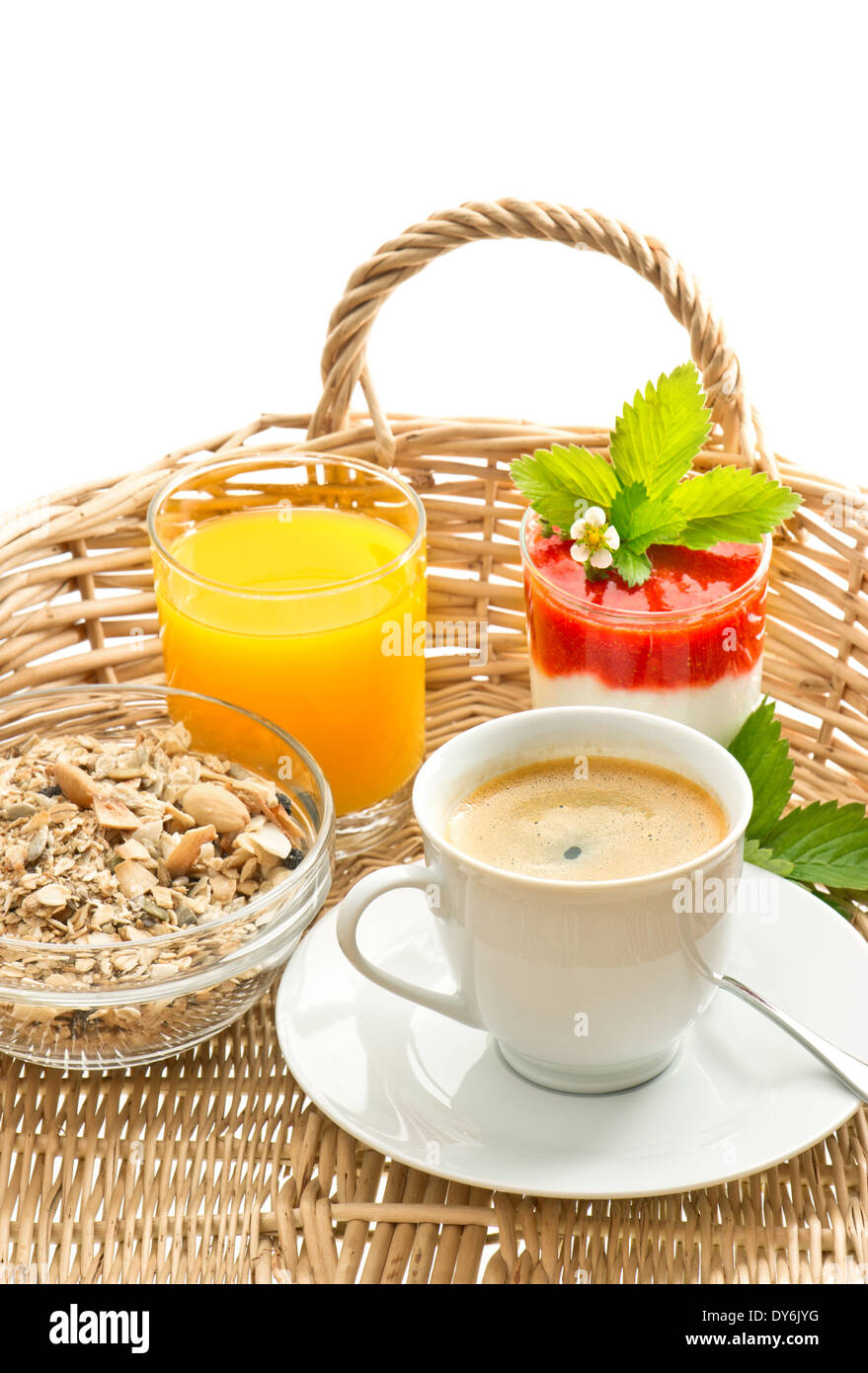La prima colazione con caffè, succo d'arancia e fresco di yogurt alla fragola Foto Stock