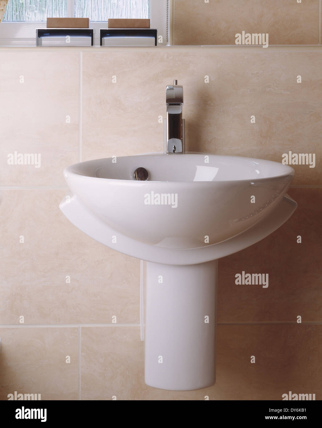 Lavandino del bagno galleggiante immagini e fotografie stock ad alta  risoluzione - Alamy