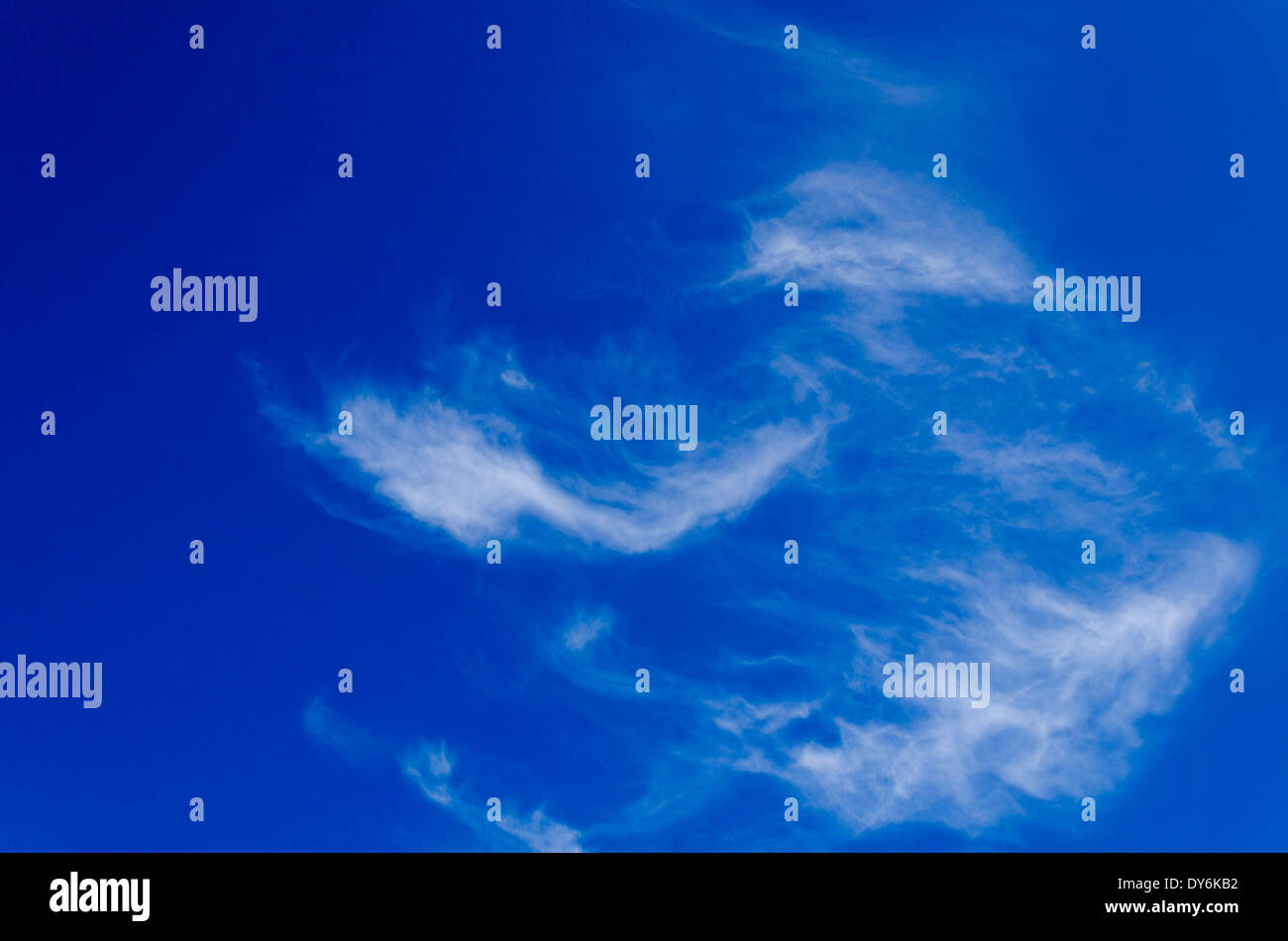 Cielo blu con nuvole soffici Foto Stock