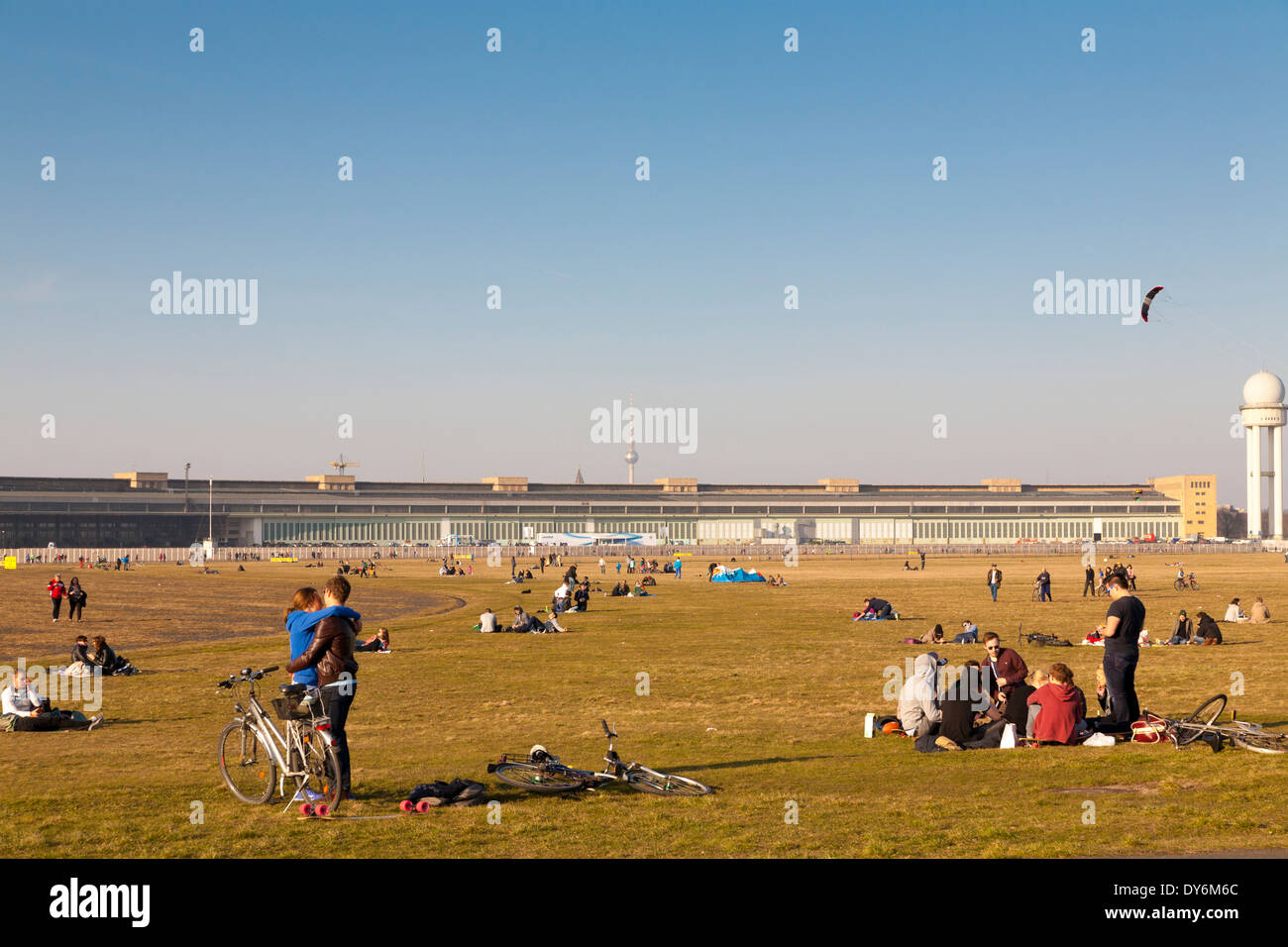 Tempelhof park a ex aeroporto Tempelhof di Berlino, Germania Foto Stock