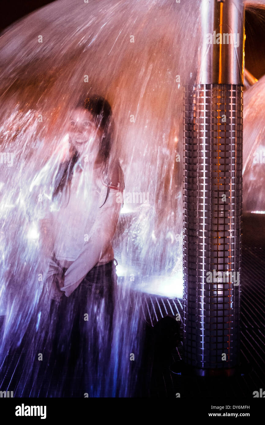 Medellin luci di Natale. Ragazza sotto la fontana. Foto Stock