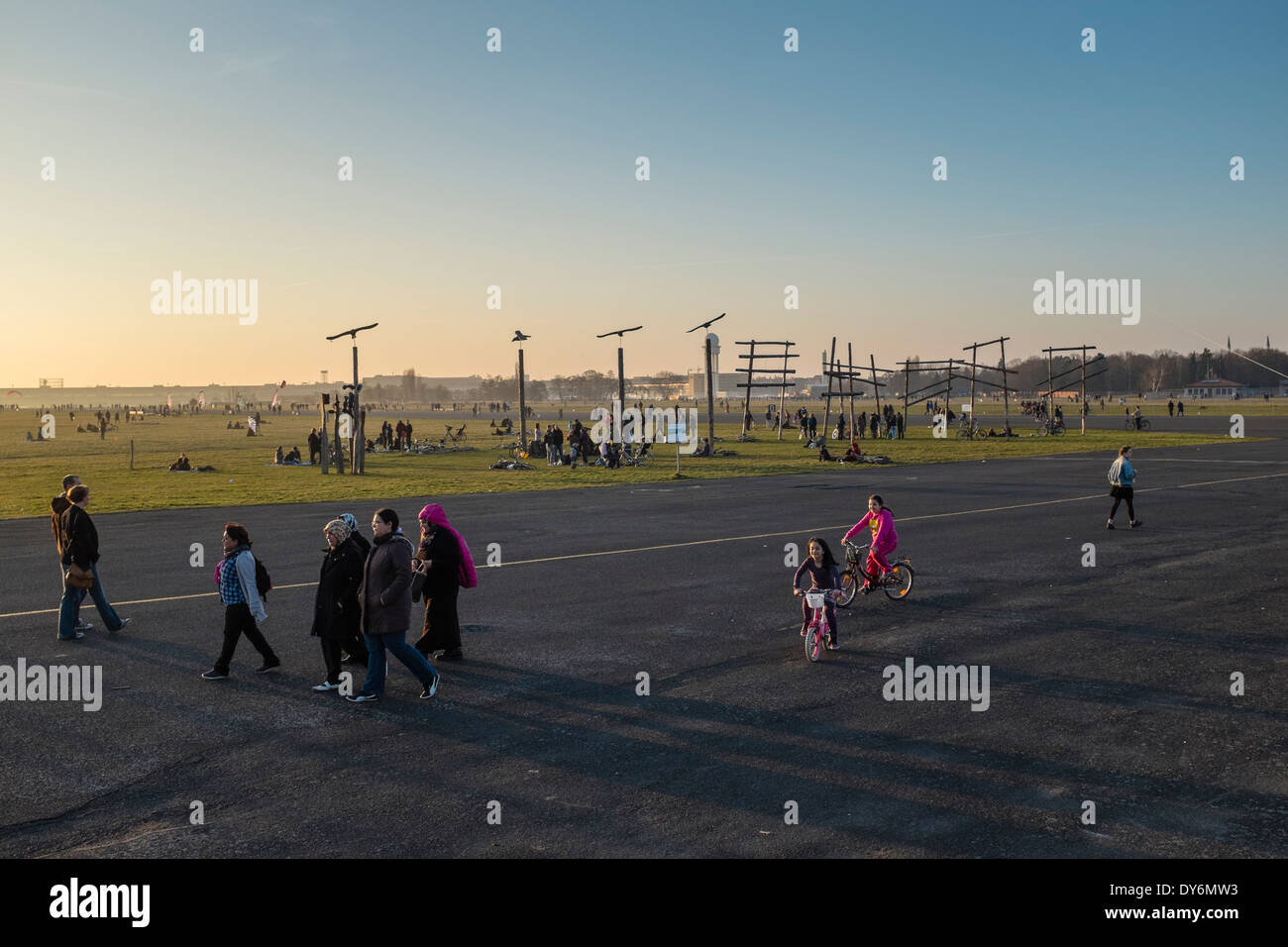 Tempelhof park a ex aeroporto Tempelhof di Berlino, Germania Foto Stock