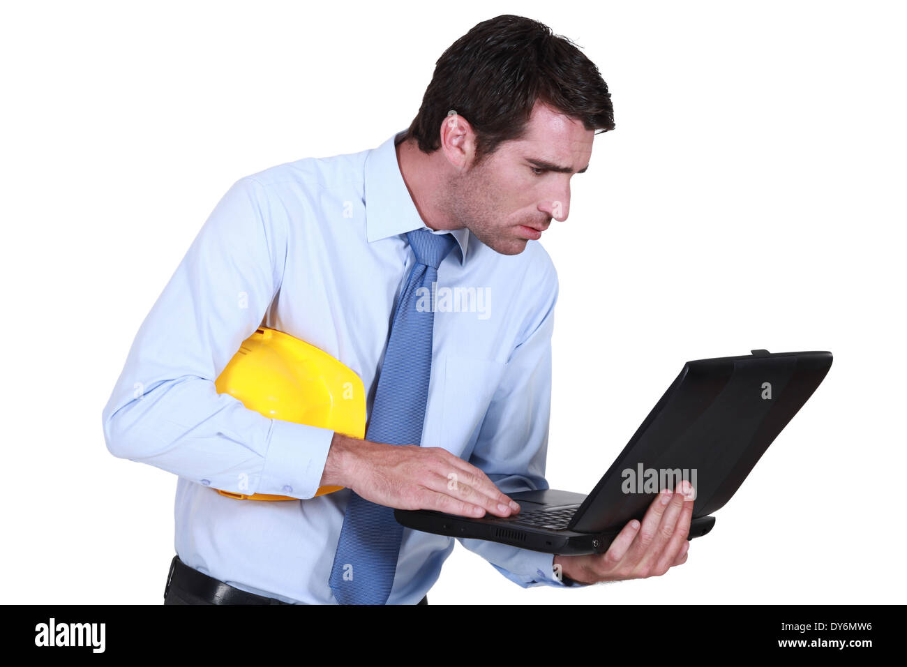 Uomo che guarda un computer center Foto Stock