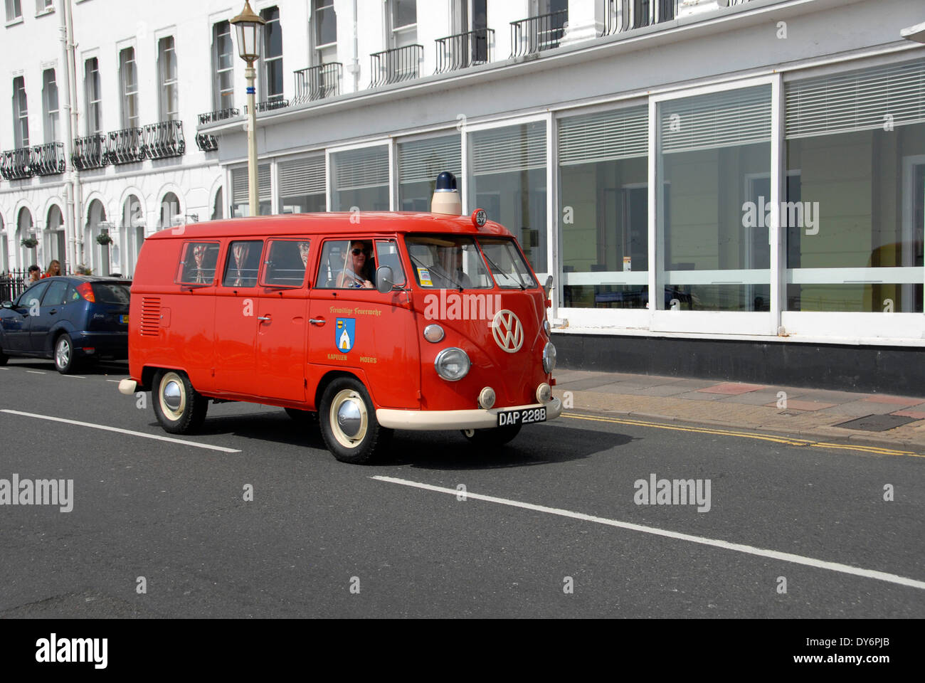 Classic vw camper sul lungomare di Eastbourne, Sussex England Regno Unito Foto Stock