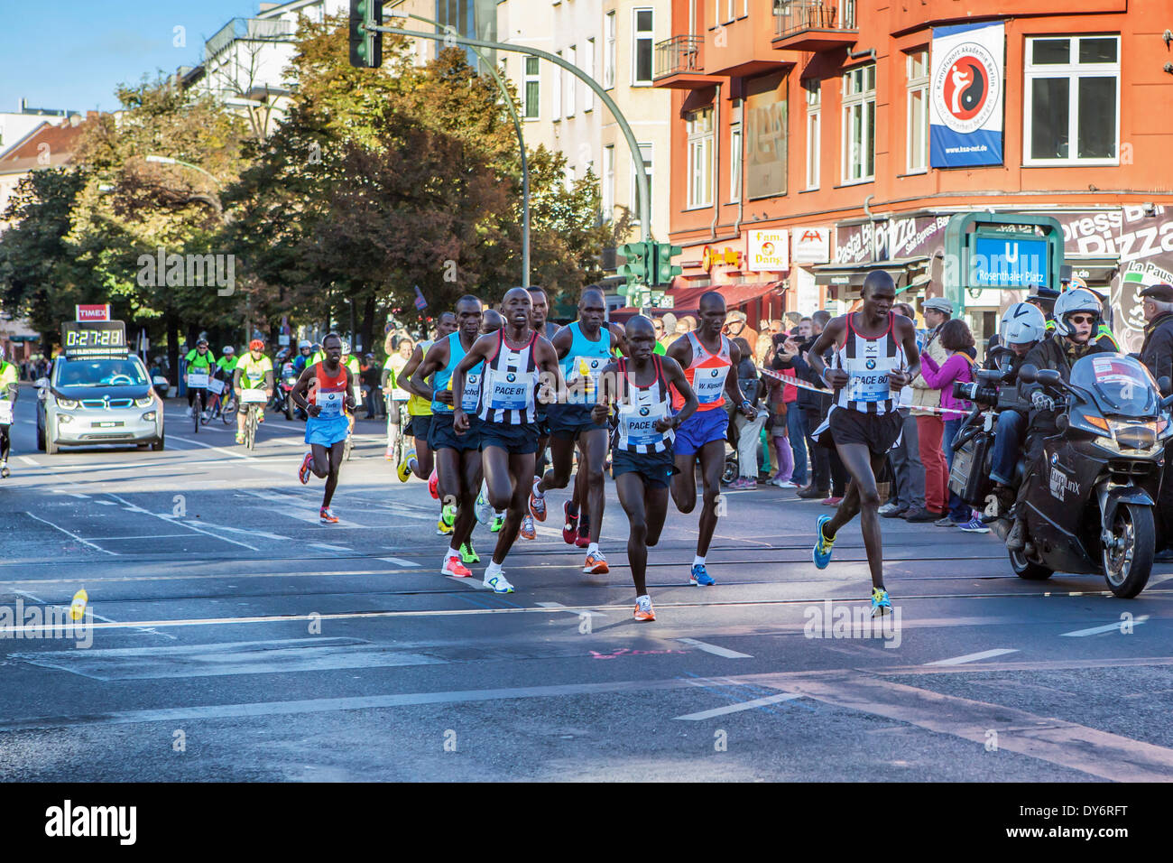 Atleta keniano, Wilson Kipsang, nel giubbotto arancione acceso nel quarantesimo la maratona di Berlino che ha vinto a battere i record di tempo - Germania Foto Stock