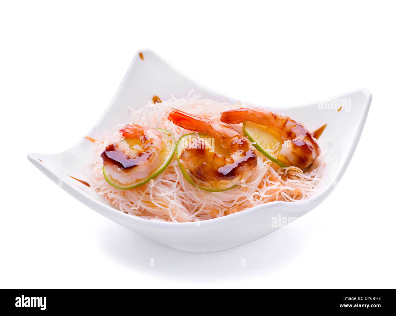 Gamberi fritti con bolliti noodles su piastra Foto Stock