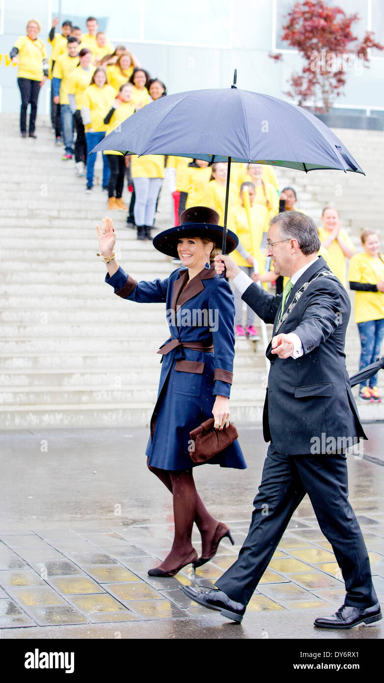 Rotterdam, Paesi Bassi. 08 apr 2014. Regina olandese Maxima e Ahmed Aboutaleb, sindaco di Rotterdam, aprire il Campus Hoogvliet in Rotterdam, 08 aprile 2014. Il campus include 3 scuole, un edificio residenziale per i giovani, un impianto sportivo e un'arte studio. Credito: dpa picture alliance/Alamy Live News Foto Stock