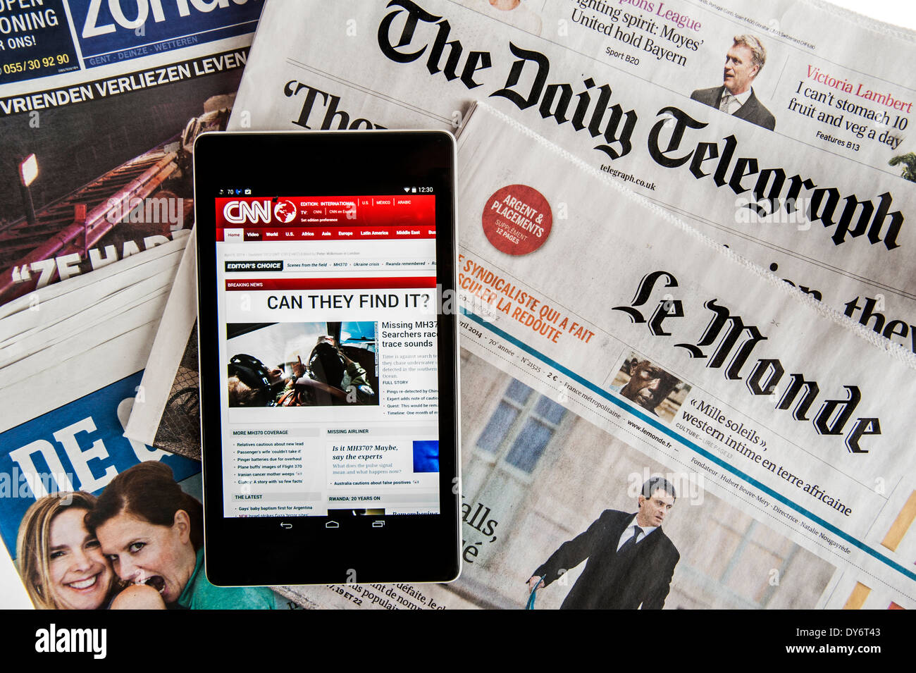 Touchscreen digitale compressa con CNN International news e il britannico Daily Telegraph e il francese Le Monde quotidiani europei Foto Stock