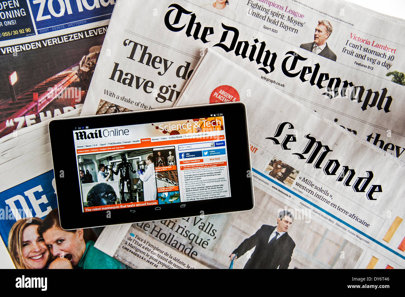 Touchscreen digitale compressa con posta elettronica Online news sulla sommità del britannico Daily Telegraph e il francese Le Monde quotidiani europei Foto Stock