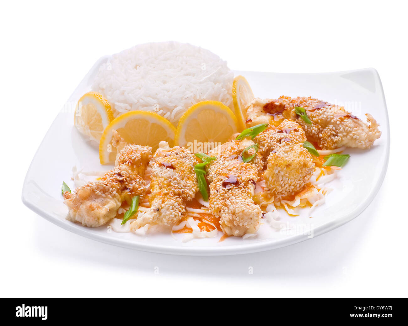 Pesce fritto fetta con seasame su sfondo bianco Foto Stock