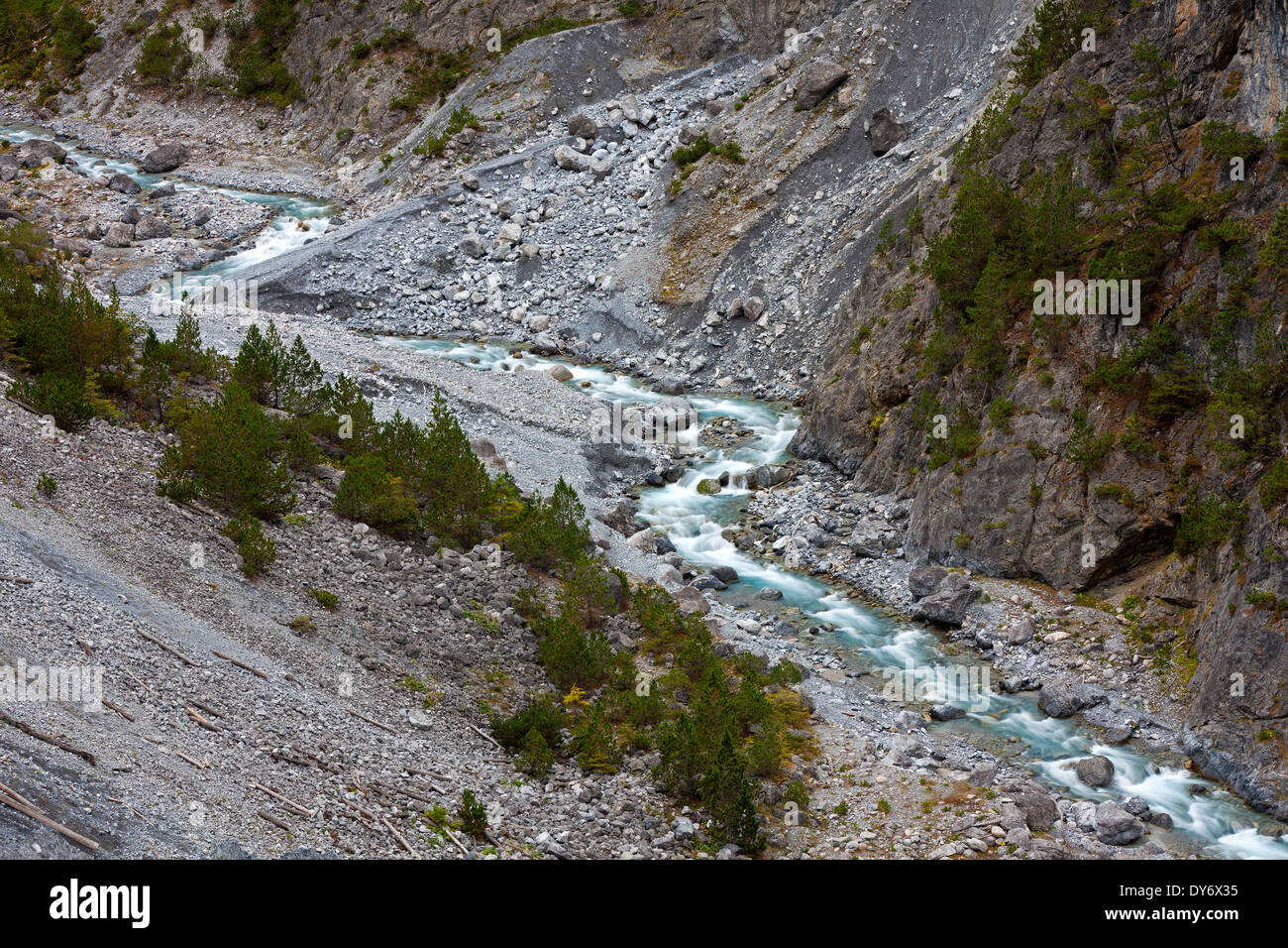 Torrente di montagna in esecuzione nella gola Clemgia nelle montagne del Parco Nazionale Svizzero a Graubünden / Grigioni, Alpi della Svizzera Foto Stock