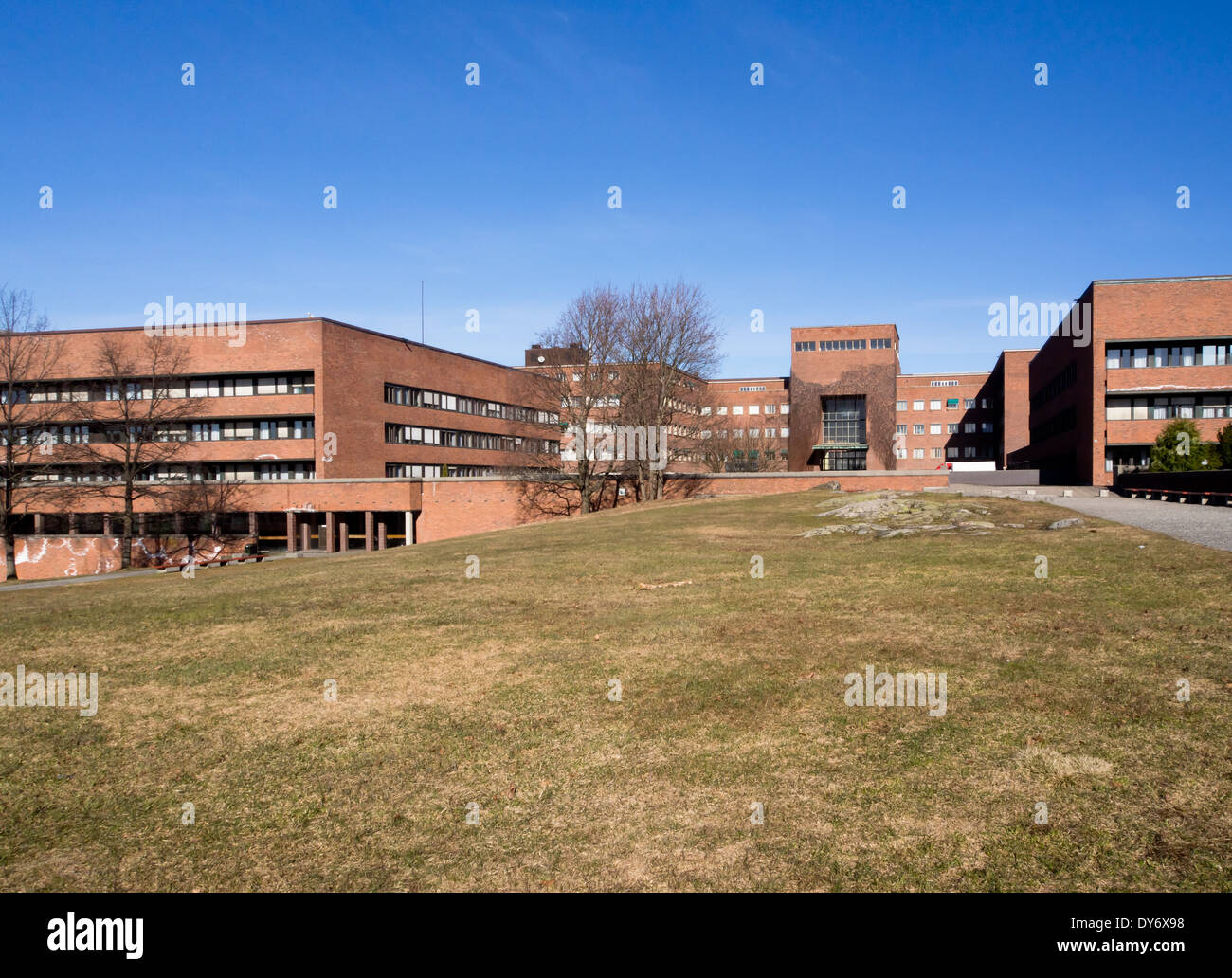 L'Università di Oslo Norvegia, campus principale in Blindern ha edifici di diverse epoche, qui la costruzione fisica Foto Stock