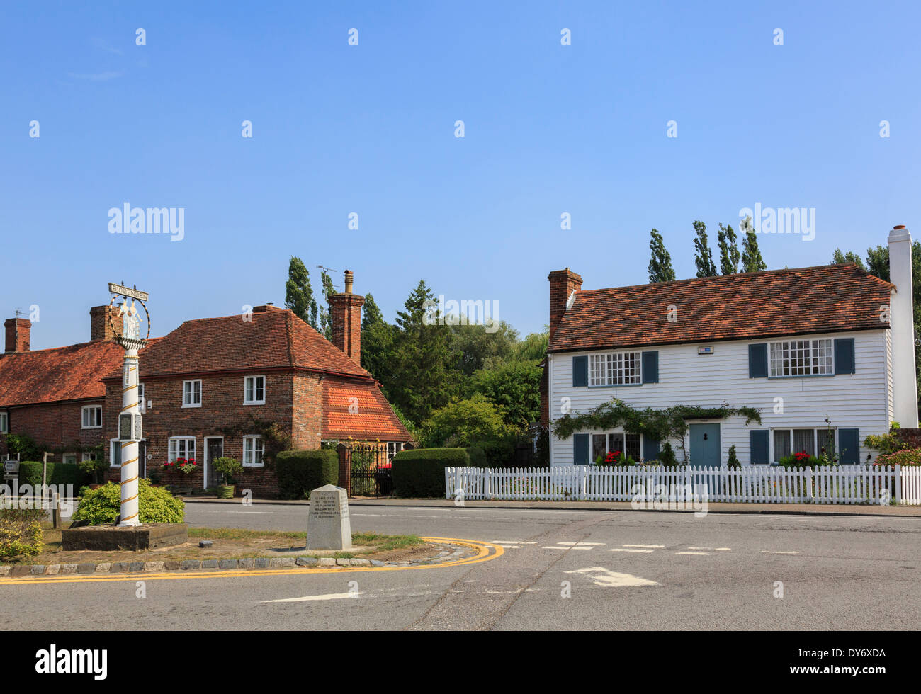 Wealden village segno e Kentish Bianchi infissi in legno casa su un274 bivio in Biddenden, Kent, Inghilterra, Regno Unito, Gran Bretagna Foto Stock