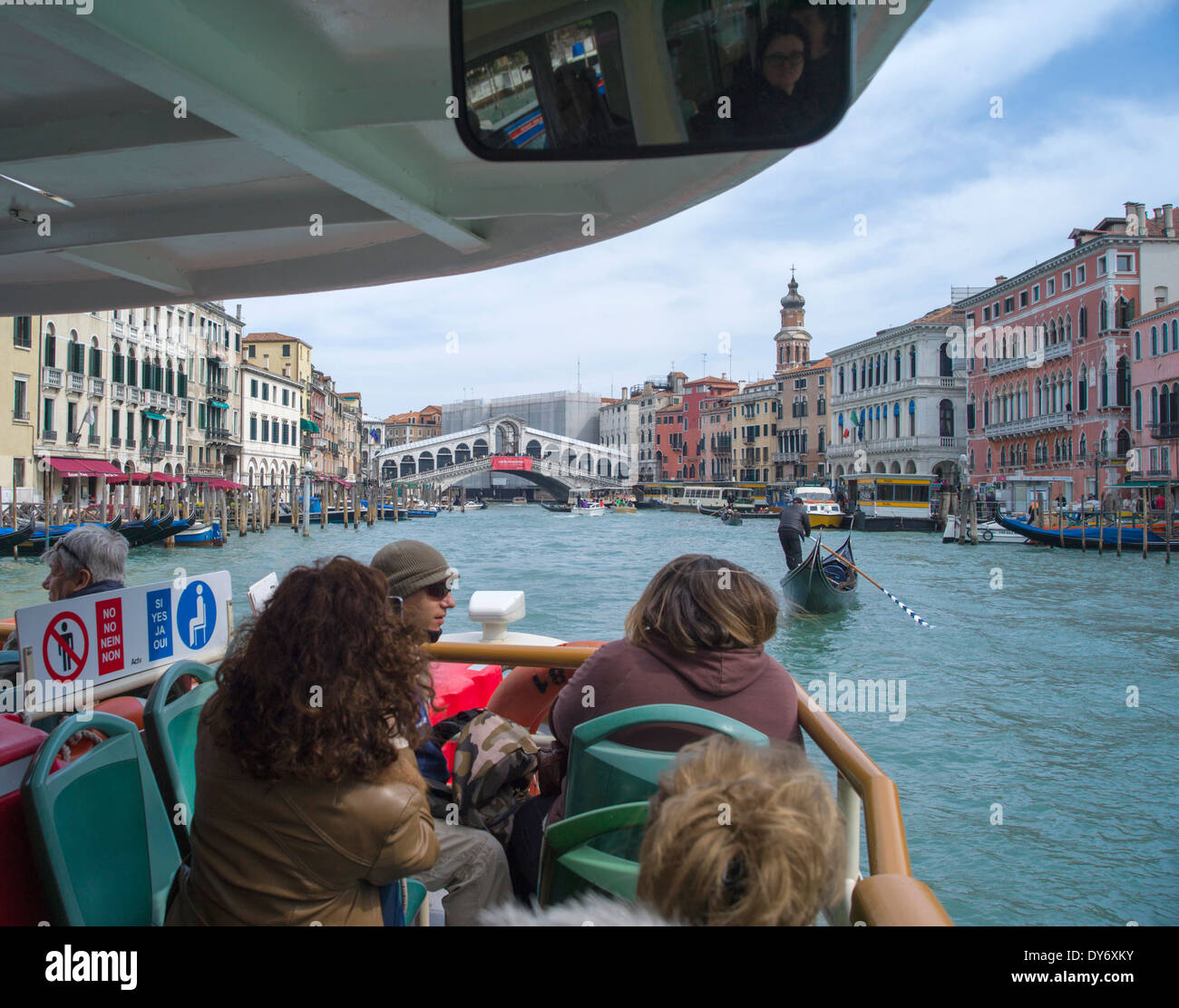 La voce di Grand Canal, Venezia, su un vaporetto verso il Ponte di Rialto Foto Stock