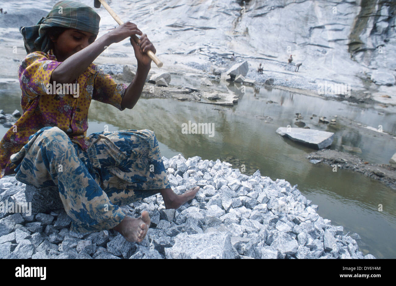 India, Karnataka, i bambini lavorano in granito pietra di cava nei pressi di Bangalore Foto Stock