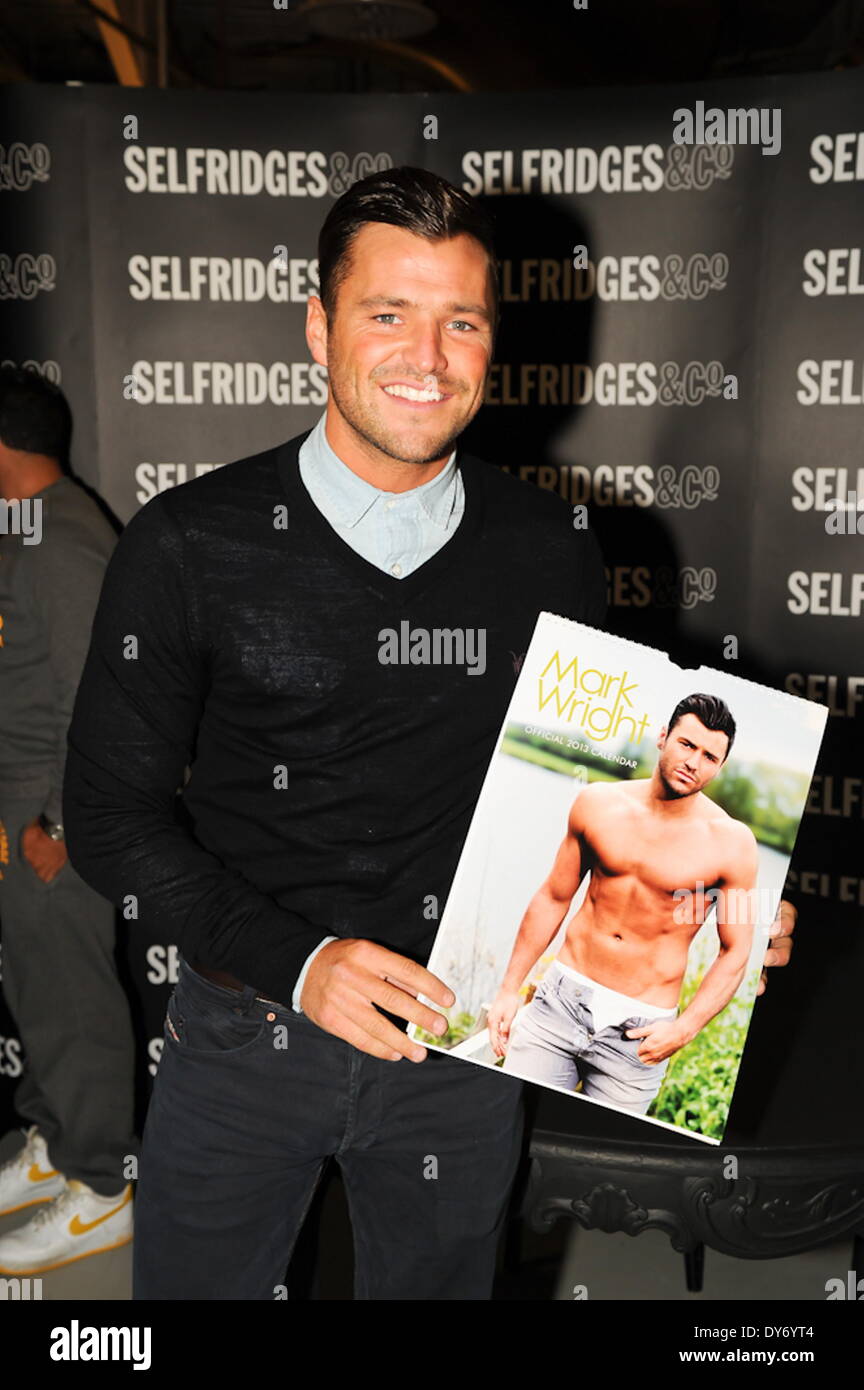 Mark Wright segni copie del suo calcio DVD santi e peccatori a Asda SupermarketFeaturing: Mark Wright dove: London West Midlands EnglandWhen: 17 Dic 2012 Foto Stock