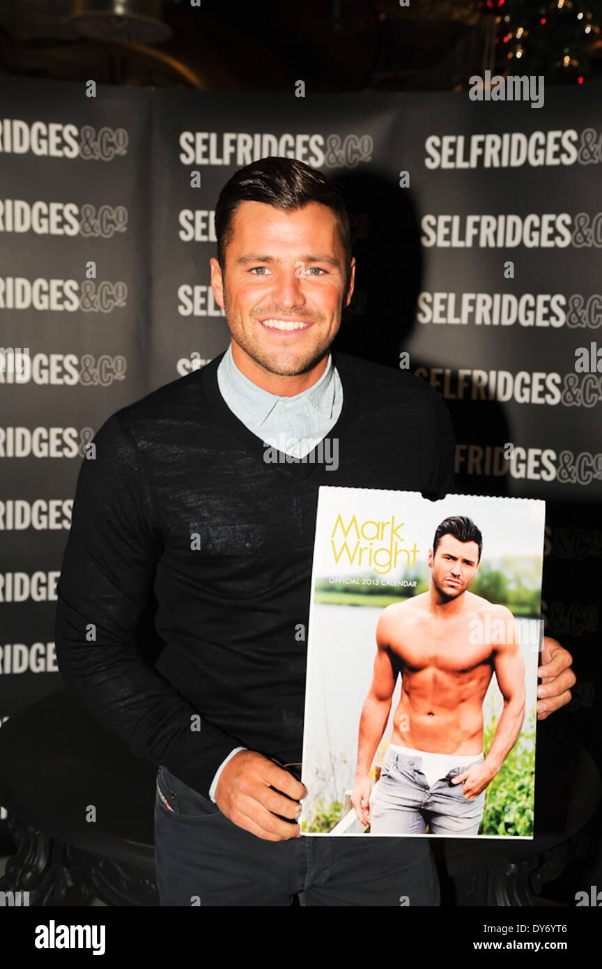 Mark Wright segni copie del suo calcio DVD santi e peccatori a Asda SupermarketFeaturing: Mark Wright dove: London West Midlands EnglandWhen: 17 Dic 2012 Foto Stock