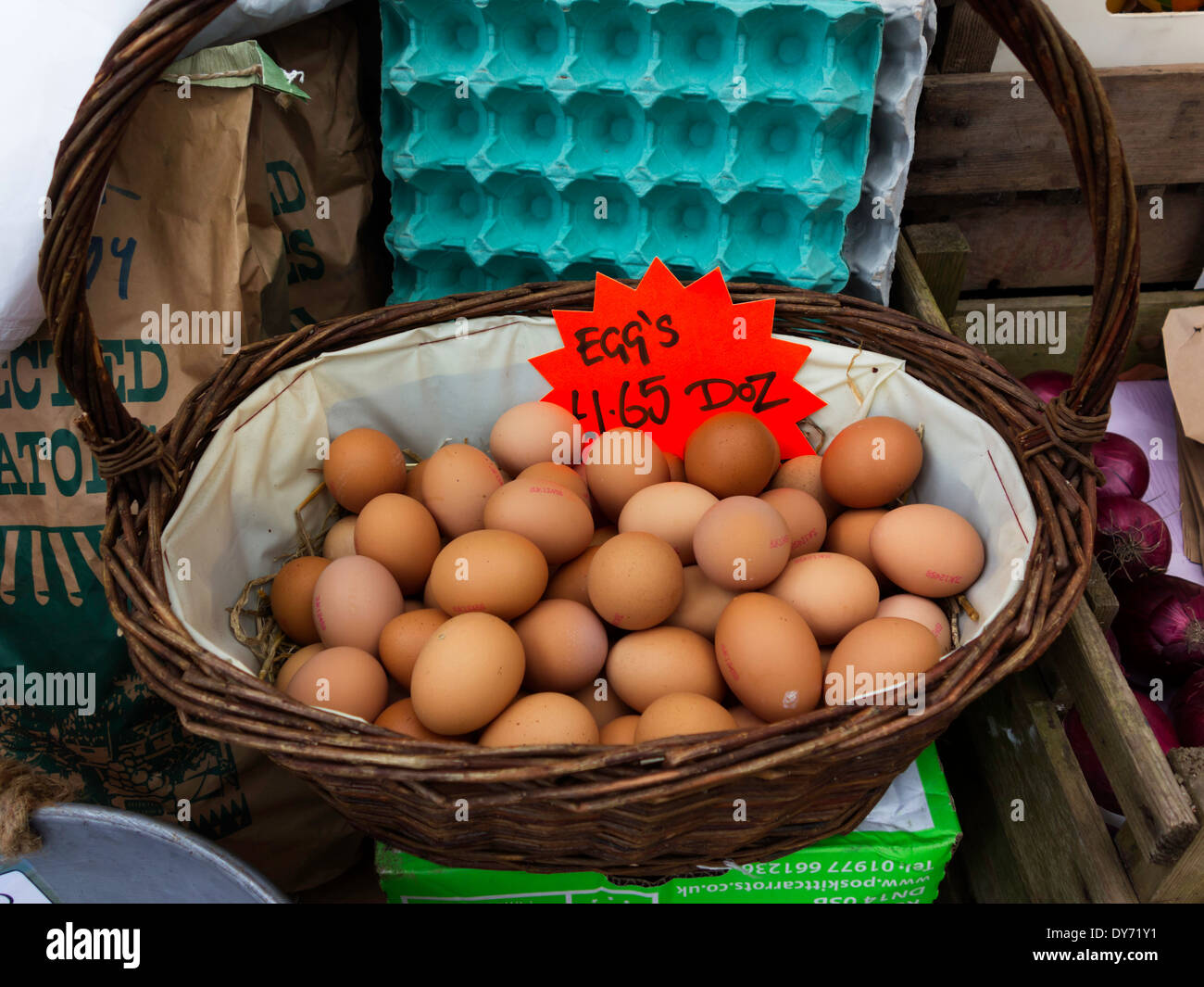 Brown Hen's uova in vendita visualizzati in un cestello un prezzo £1.65 per dozzina Foto Stock